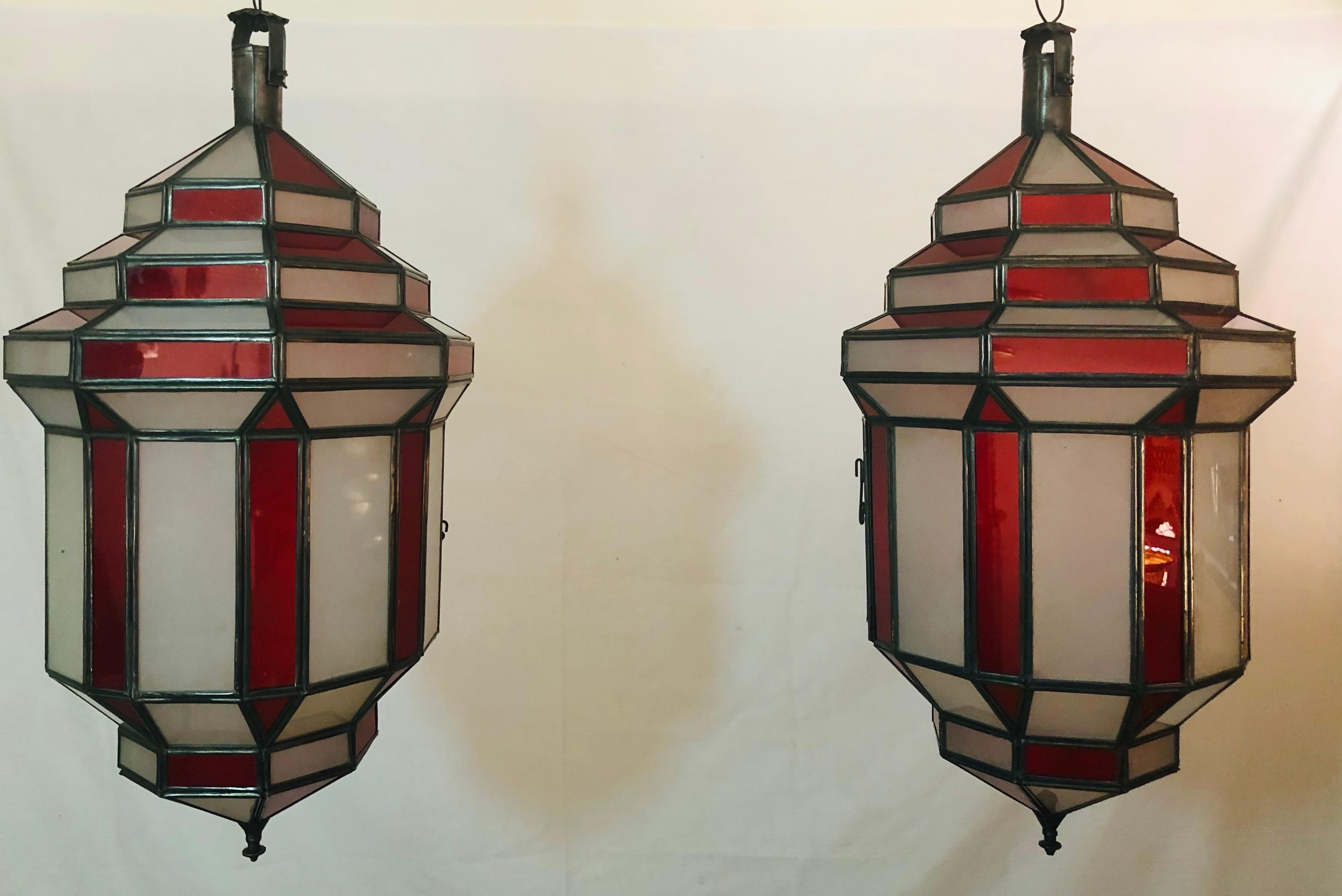Paire de lustres, pendentifs ou lanternes en verre blanc laiteux et rouge de style Art Déco Bon état - En vente à Plainview, NY