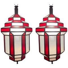 Paire de lustres, pendentifs ou lanternes en verre blanc laiteux et rouge de style Art Déco