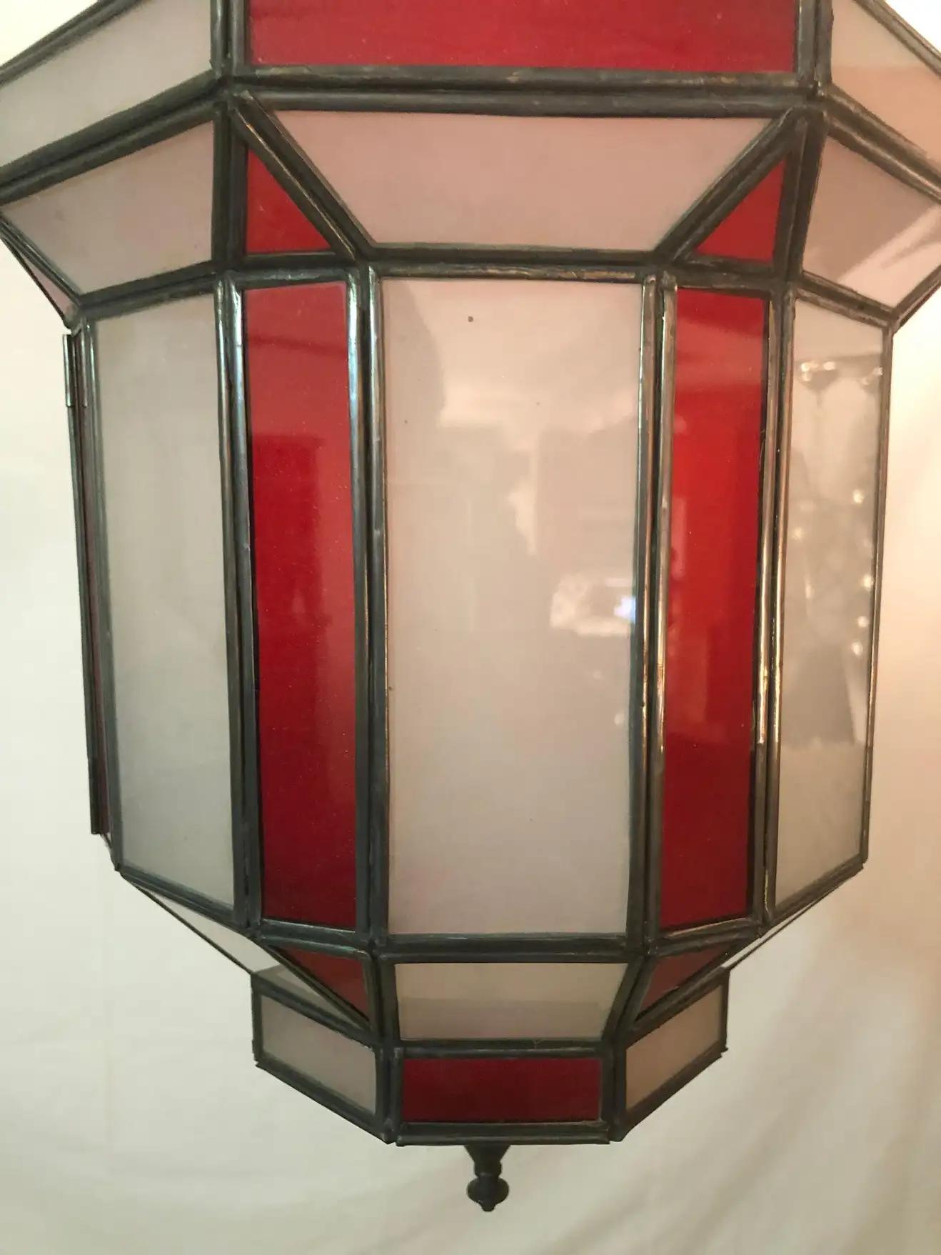Art Deco Stil Weißes Milchglas und rotes Glas Kronleuchter, Anhänger oder Laterne im Angebot 4