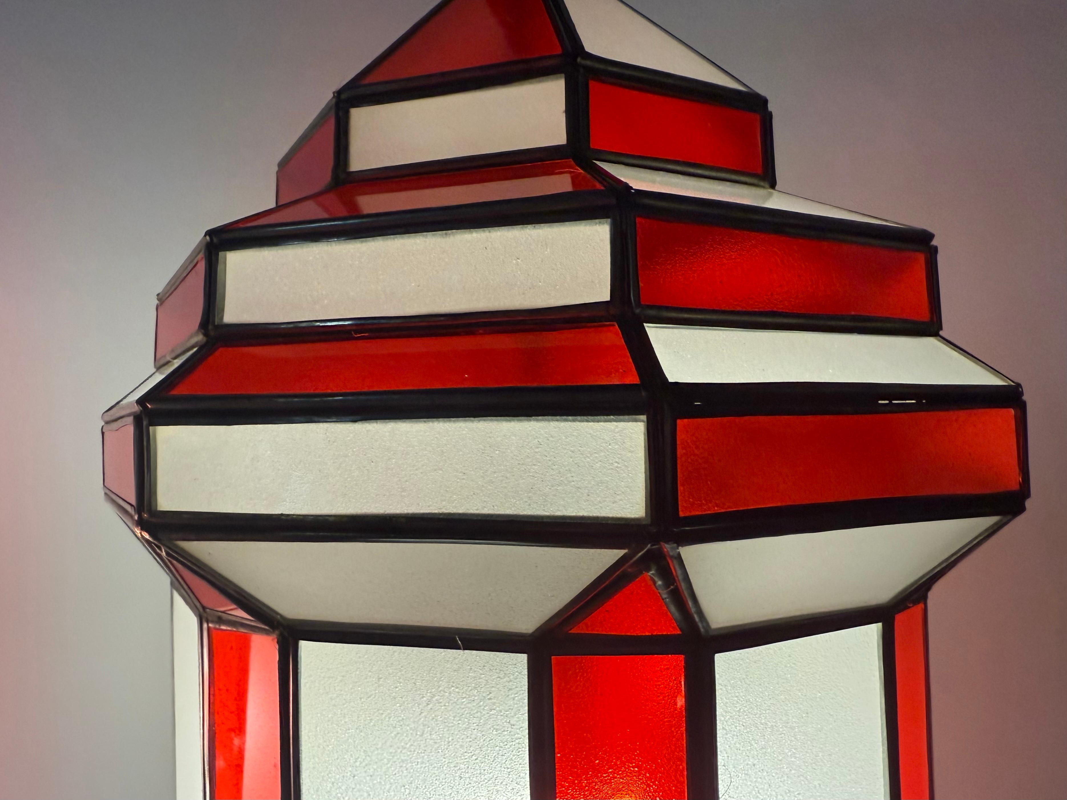 Ciondolo, lanterna o lampadario in vetro bianco latte e rosso in stile Art Déco, una coppia in vendita 4