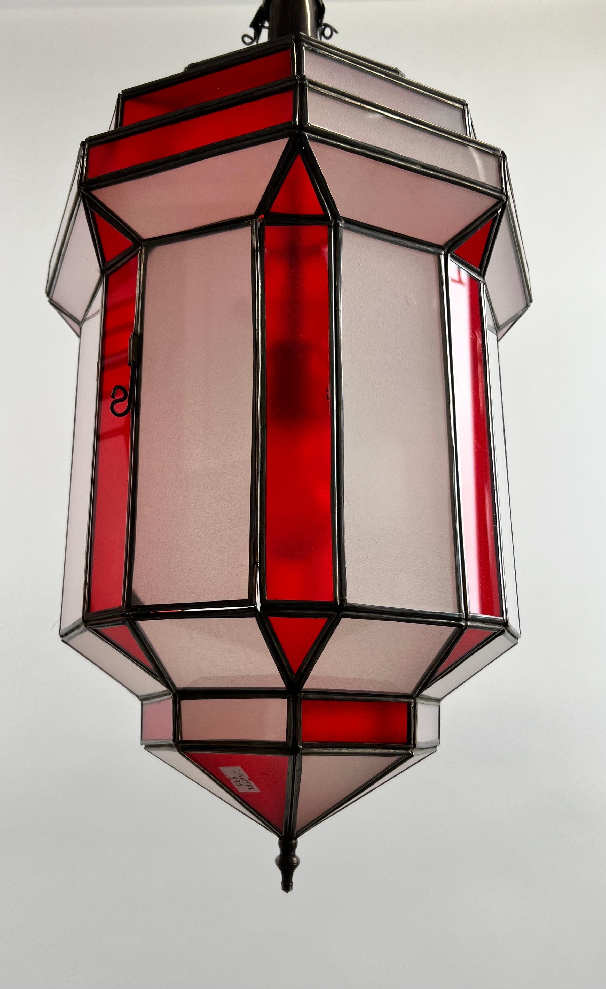 Ciondolo, lanterna o lampadario in vetro bianco latte e rosso in stile Art Déco, una coppia in vendita 5