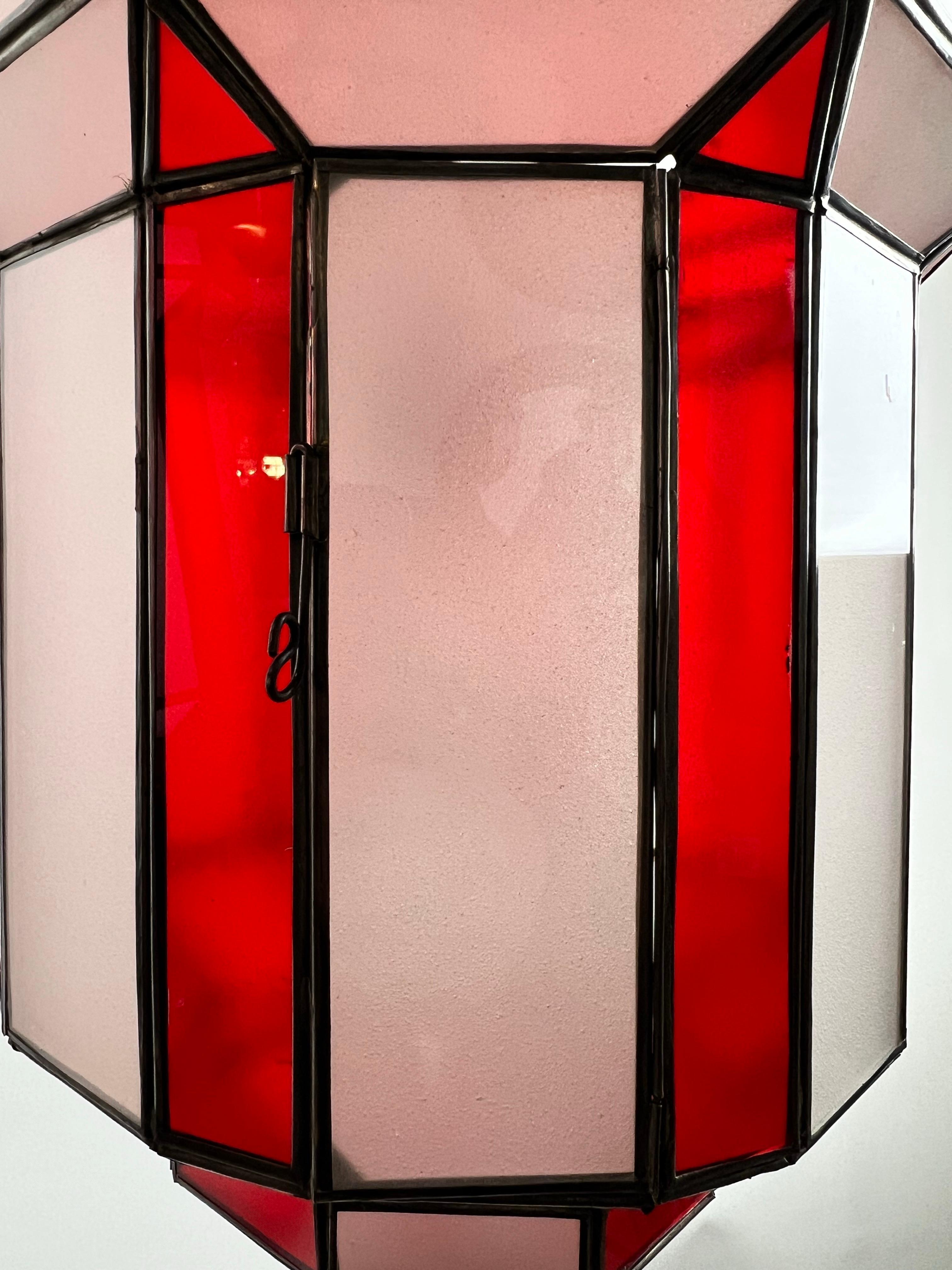 Ciondolo, lanterna o lampadario in vetro bianco latte e rosso in stile Art Déco, una coppia in vendita 6