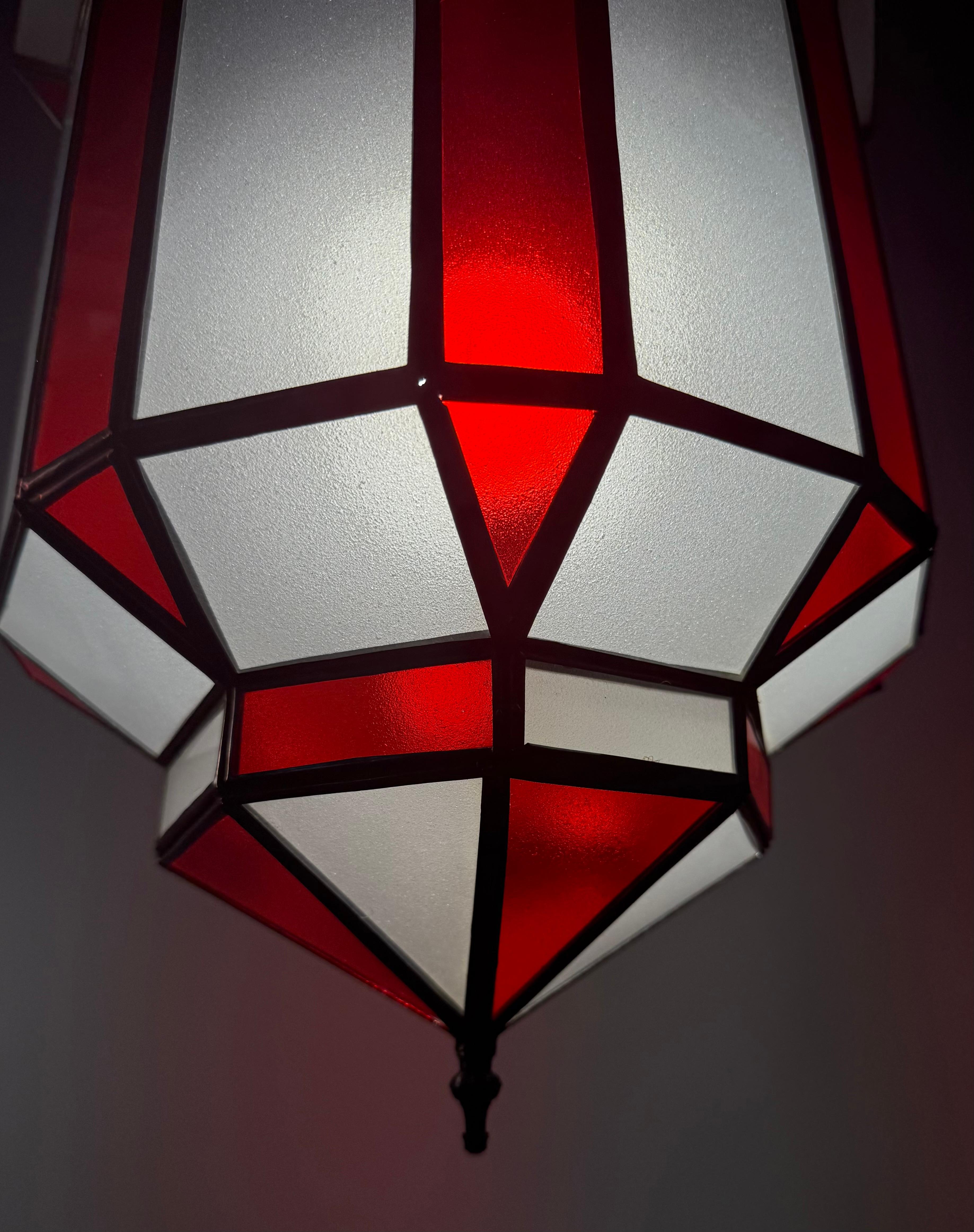 Ciondolo, lanterna o lampadario in vetro bianco latte e rosso in stile Art Déco, una coppia in vendita 8