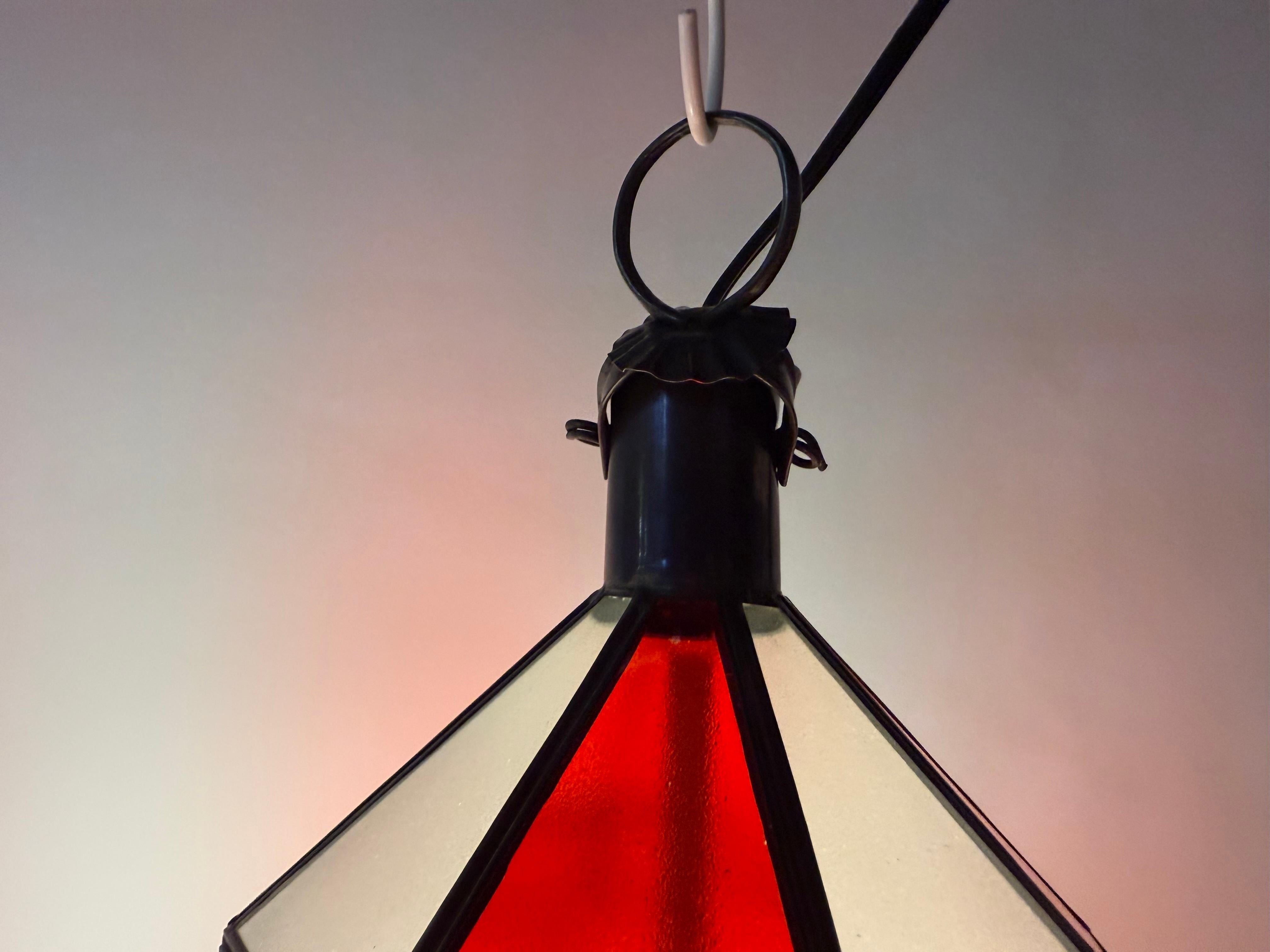 Ciondolo, lanterna o lampadario in vetro bianco latte e rosso in stile Art Déco, una coppia in vendita 10