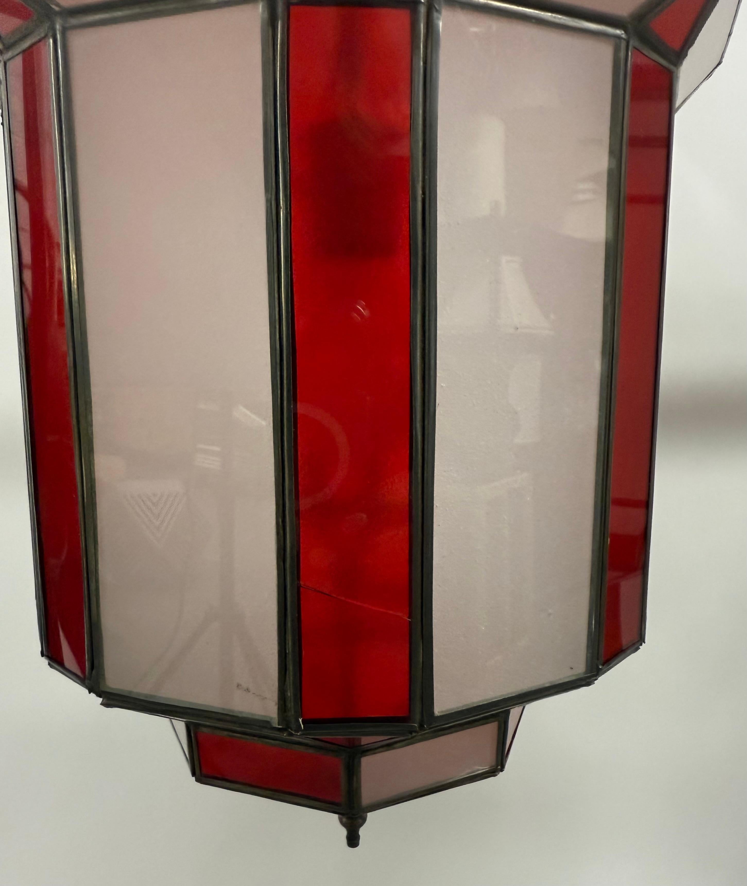 Ciondolo, lanterna o lampadario in vetro bianco latte e rosso in stile Art Déco, una coppia in vendita 11