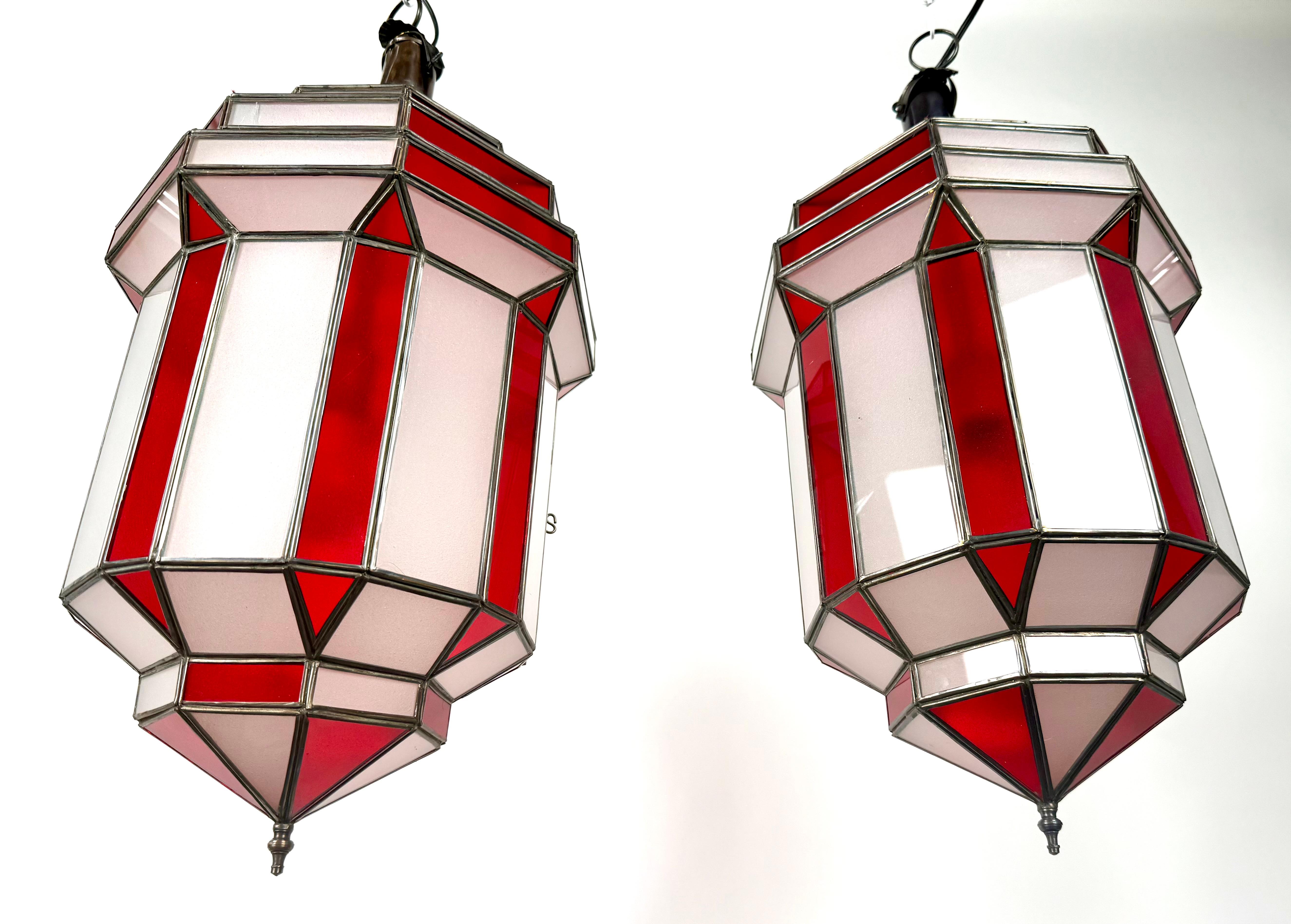 Ciondolo, lanterna o lampadario in vetro bianco latte e rosso in stile Art Déco, una coppia : 

Questa splendida coppia di ciondoli in stile Art Déco  mostra una maestria artigianale e un design senza tempo. Composta da lastre incastonate