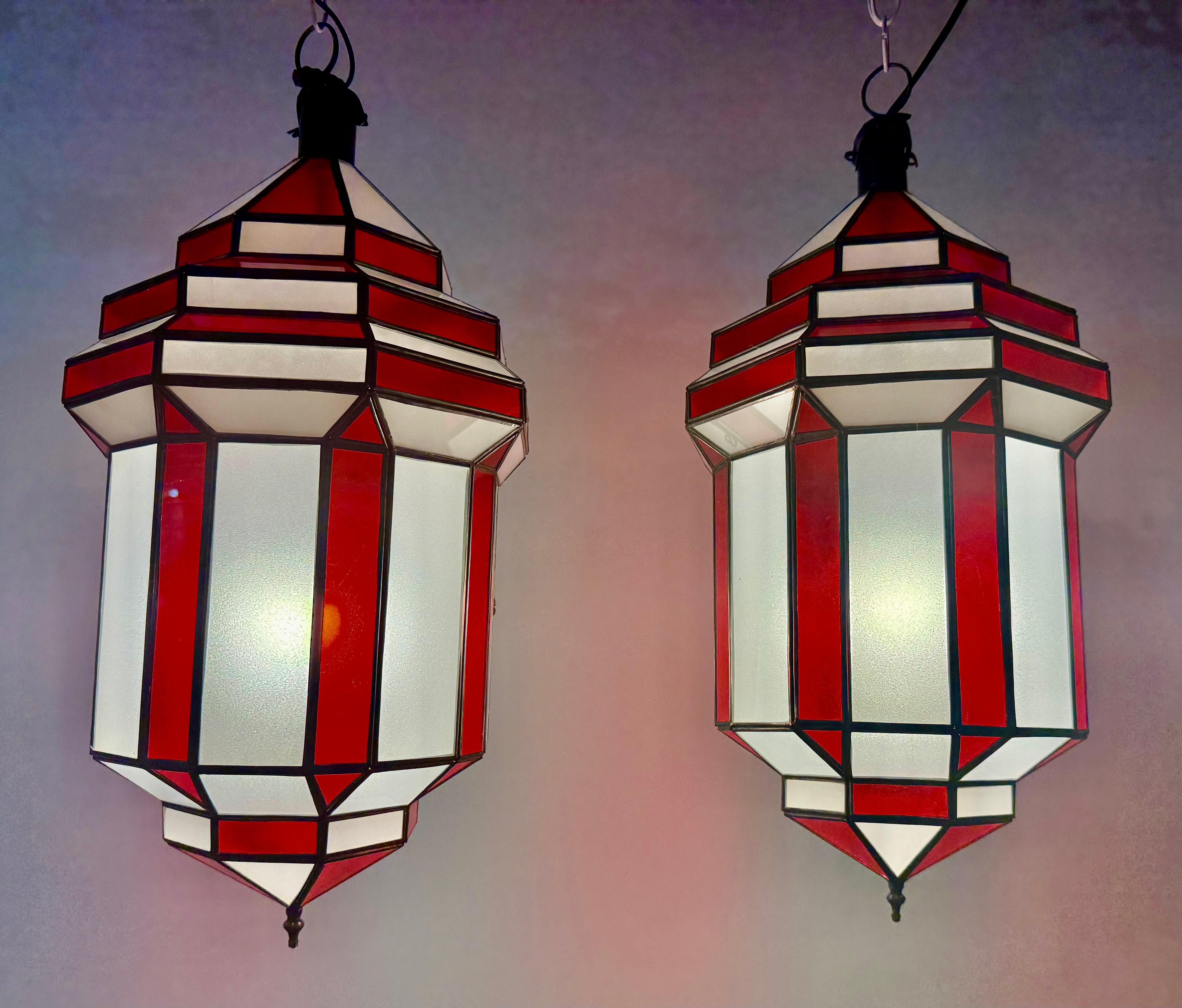 Fatto a mano Ciondolo, lanterna o lampadario in vetro bianco latte e rosso in stile Art Déco, una coppia in vendita