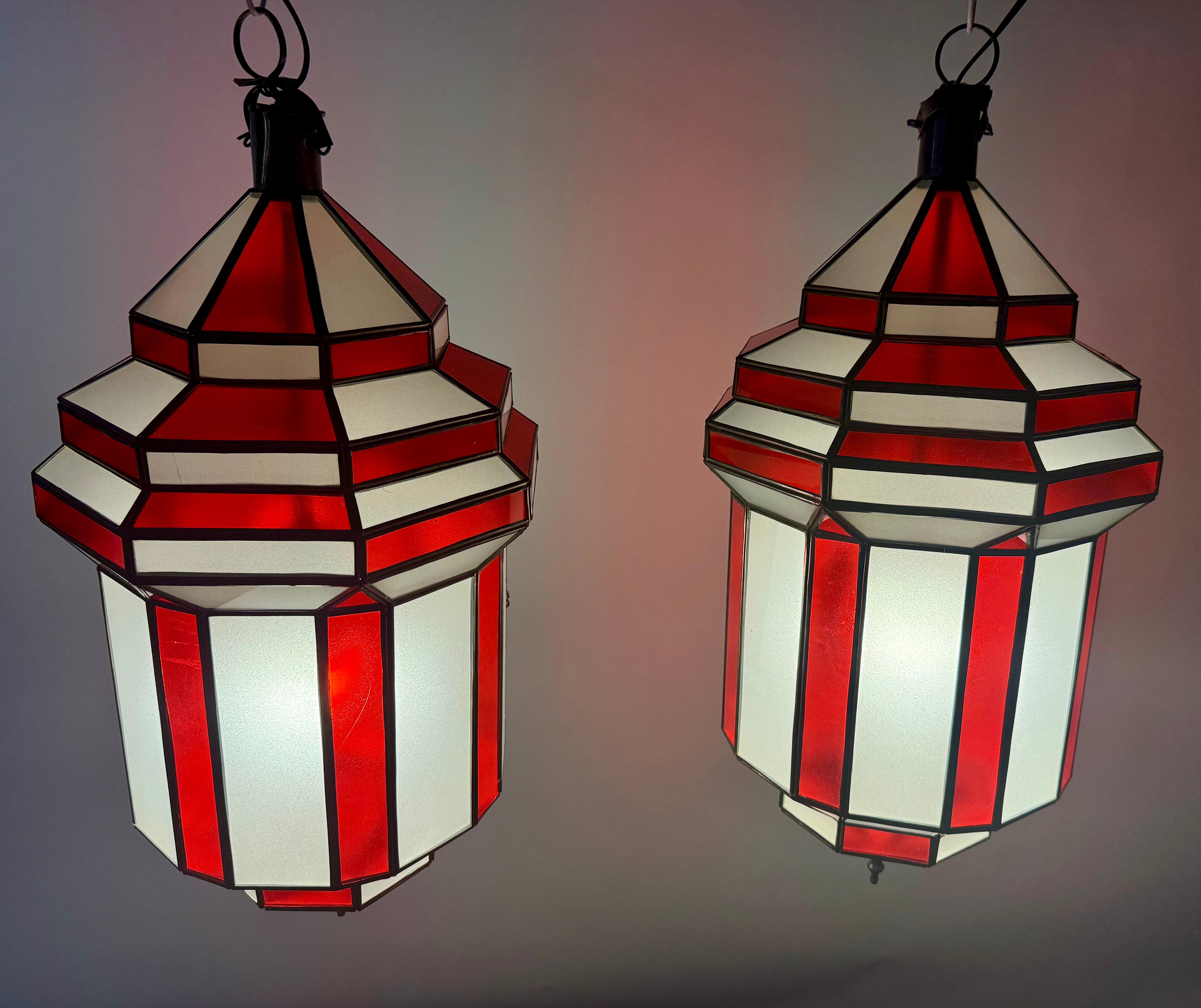 Ciondolo, lanterna o lampadario in vetro bianco latte e rosso in stile Art Déco, una coppia In condizioni buone in vendita a Plainview, NY
