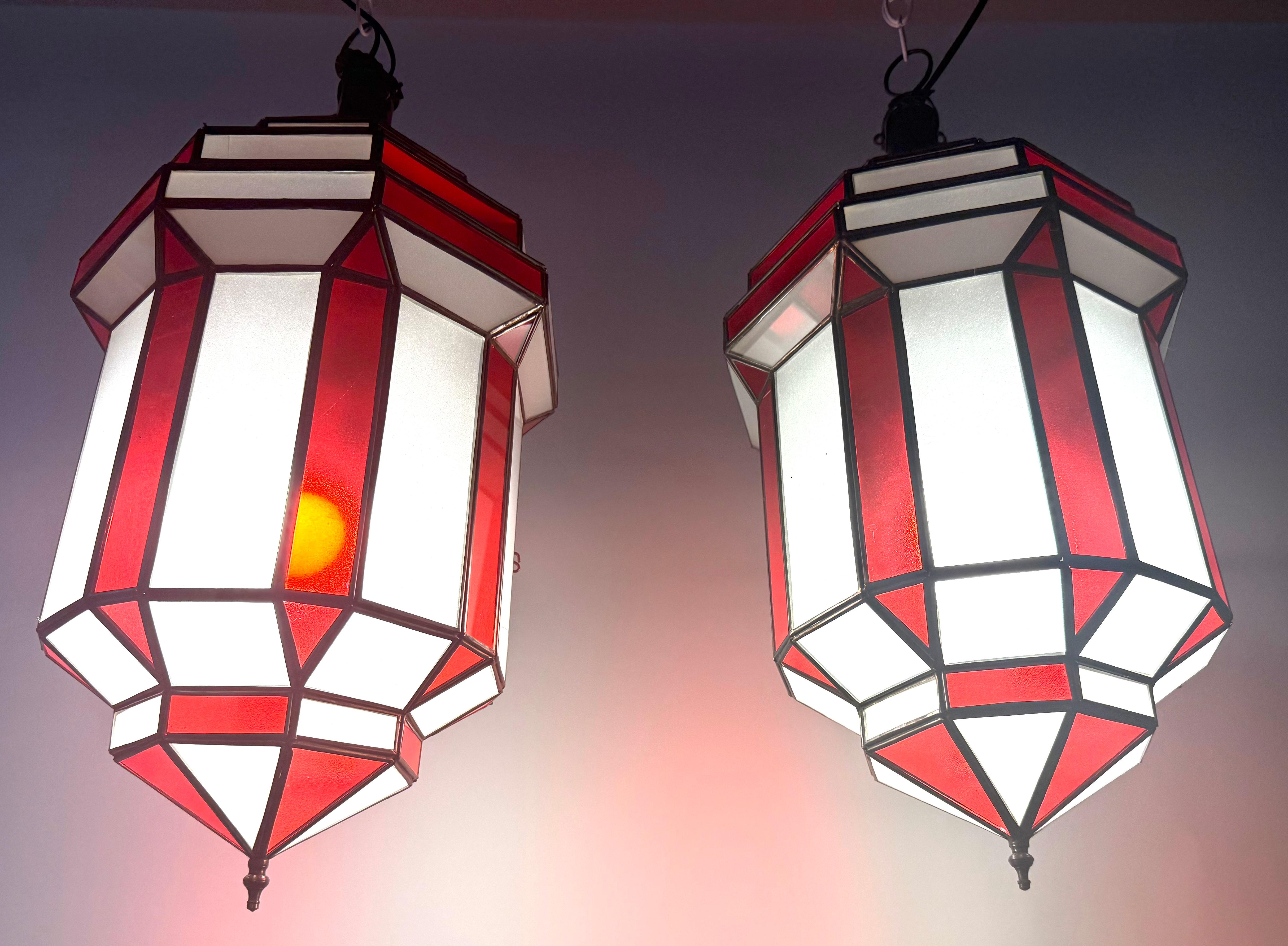 XX secolo Ciondolo, lanterna o lampadario in vetro bianco latte e rosso in stile Art Déco, una coppia in vendita