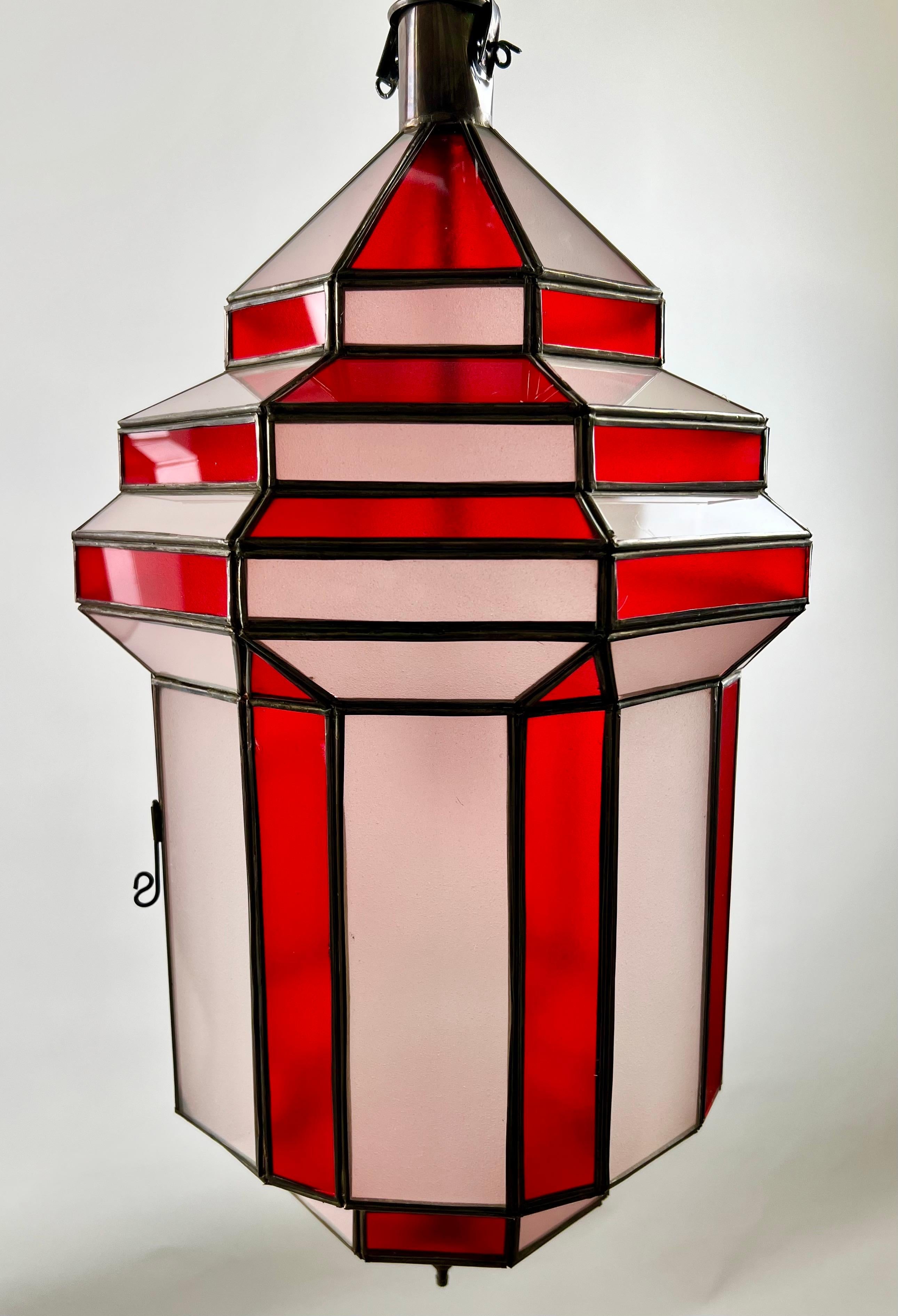 Bronzo Ciondolo, lanterna o lampadario in vetro bianco latte e rosso in stile Art Déco, una coppia in vendita