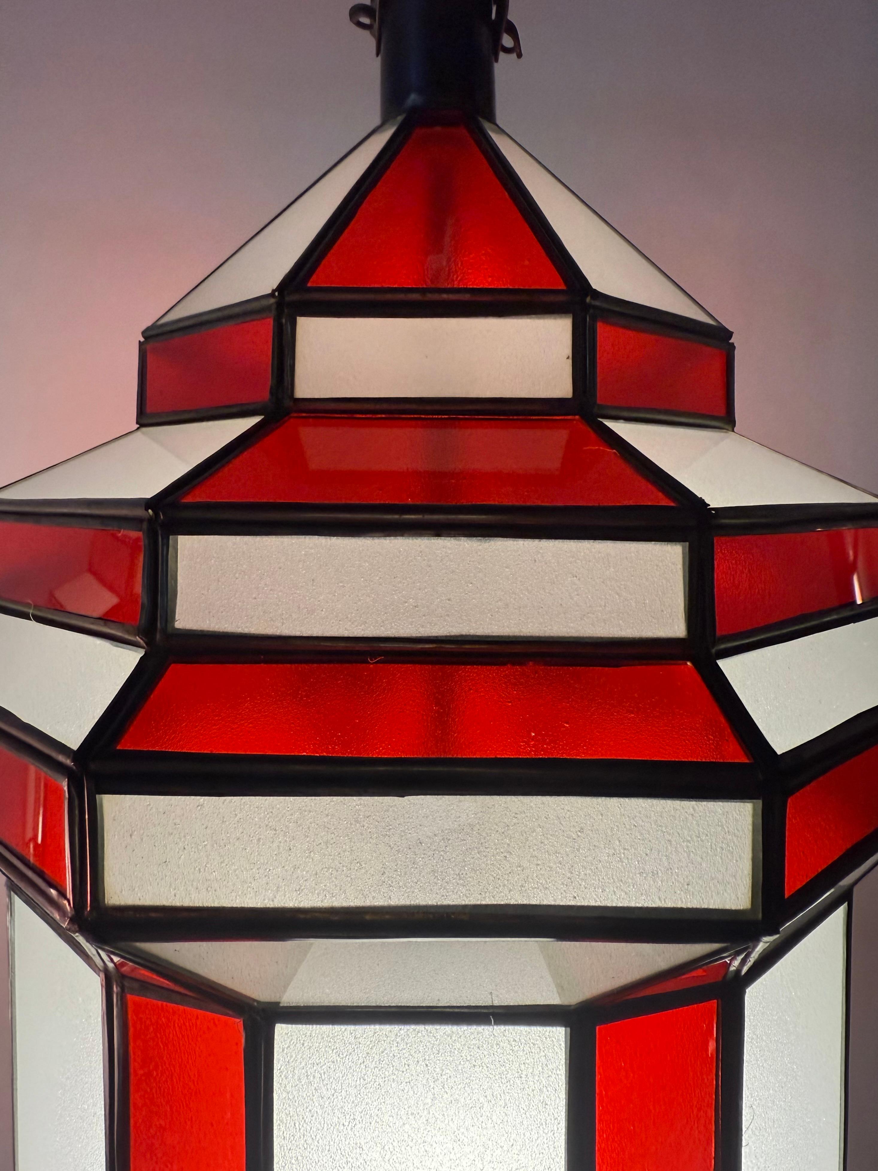 Ciondolo, lanterna o lampadario in vetro bianco latte e rosso in stile Art Déco, una coppia in vendita 2
