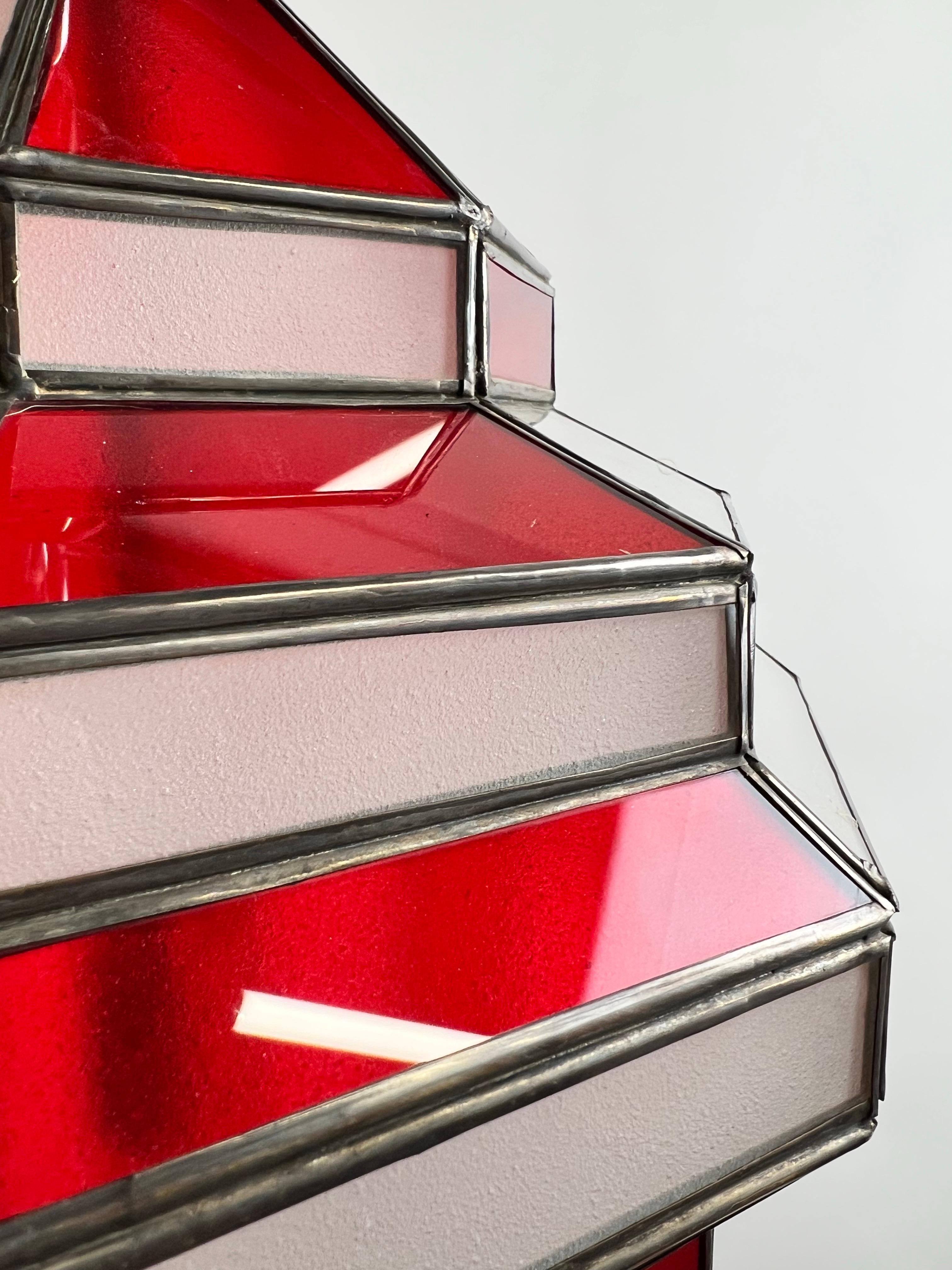 Ciondolo, lanterna o lampadario in vetro bianco latte e rosso in stile Art Déco, una coppia in vendita 3