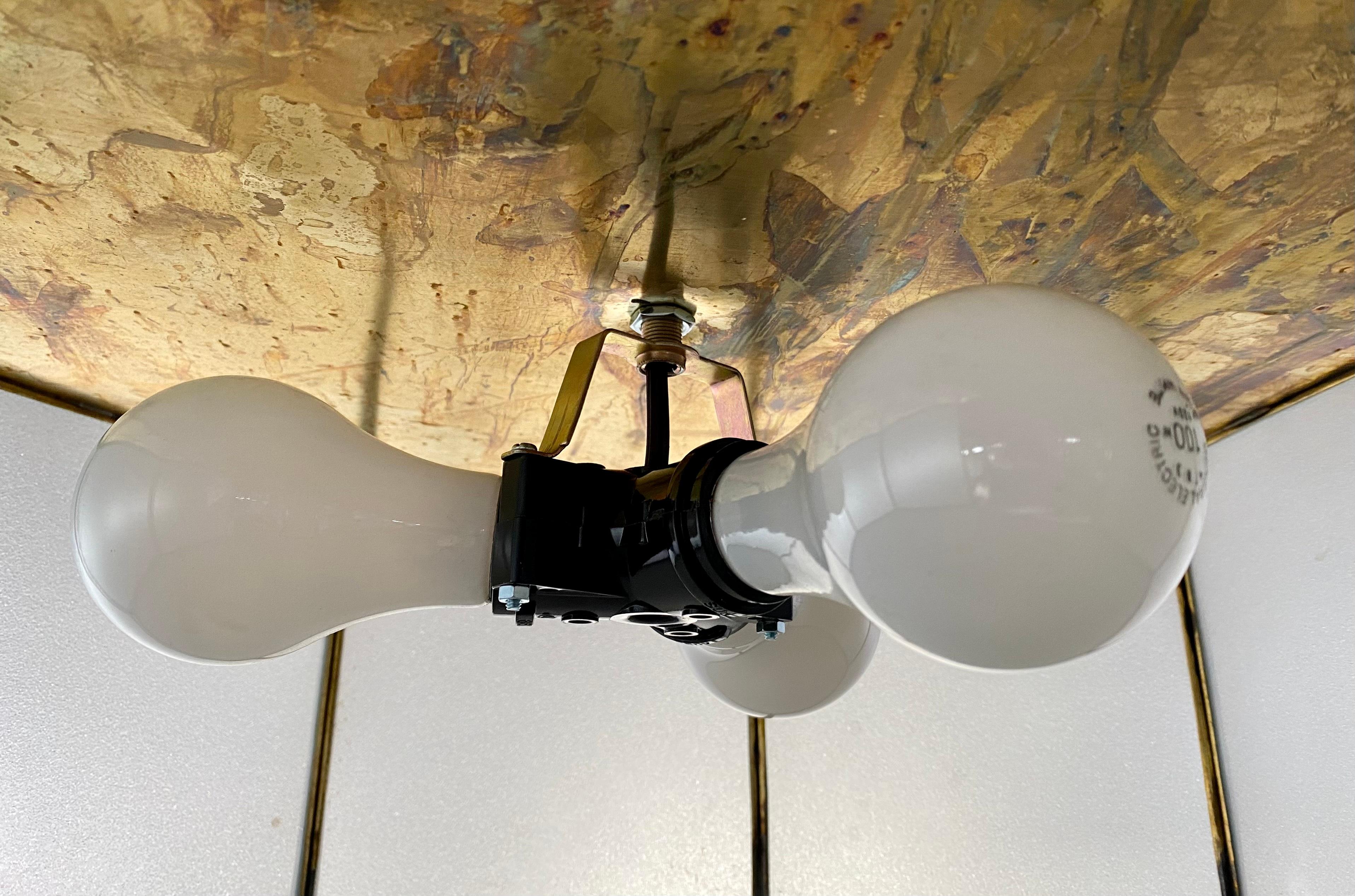 Lampe à suspension ou encastrée en forme d'ovale en verre dépoli blanc et bronze de style Art déco  en vente 13