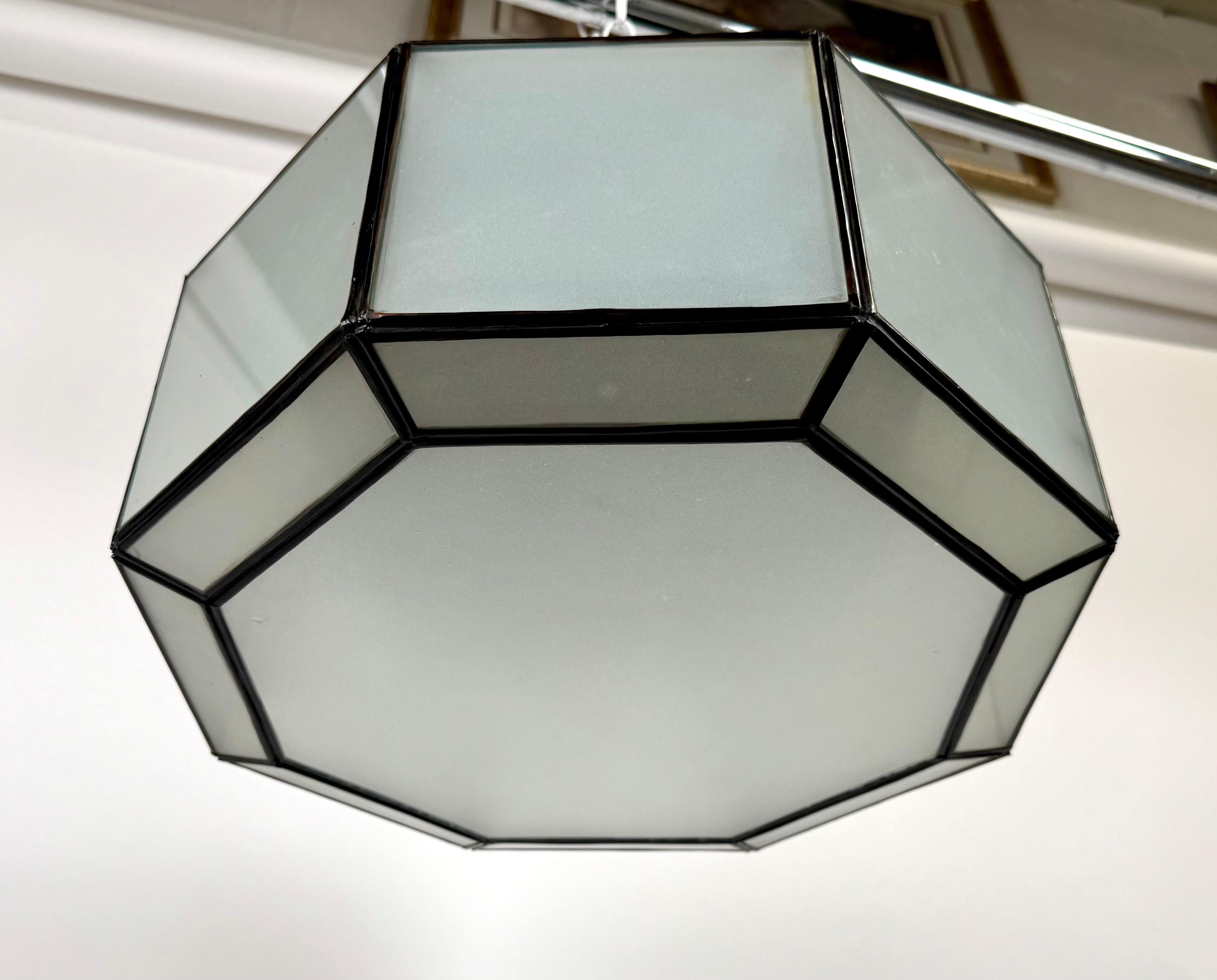 Plafonnier ou pendentif octogonal de style Art Déco en verre blanc laiteux et bronze :

Cet élégant luminaire de style Art déco présente un design octogonal audacieux, fabriqué à partir de verre de lait dépoli sablé et encadré de bronze richement
