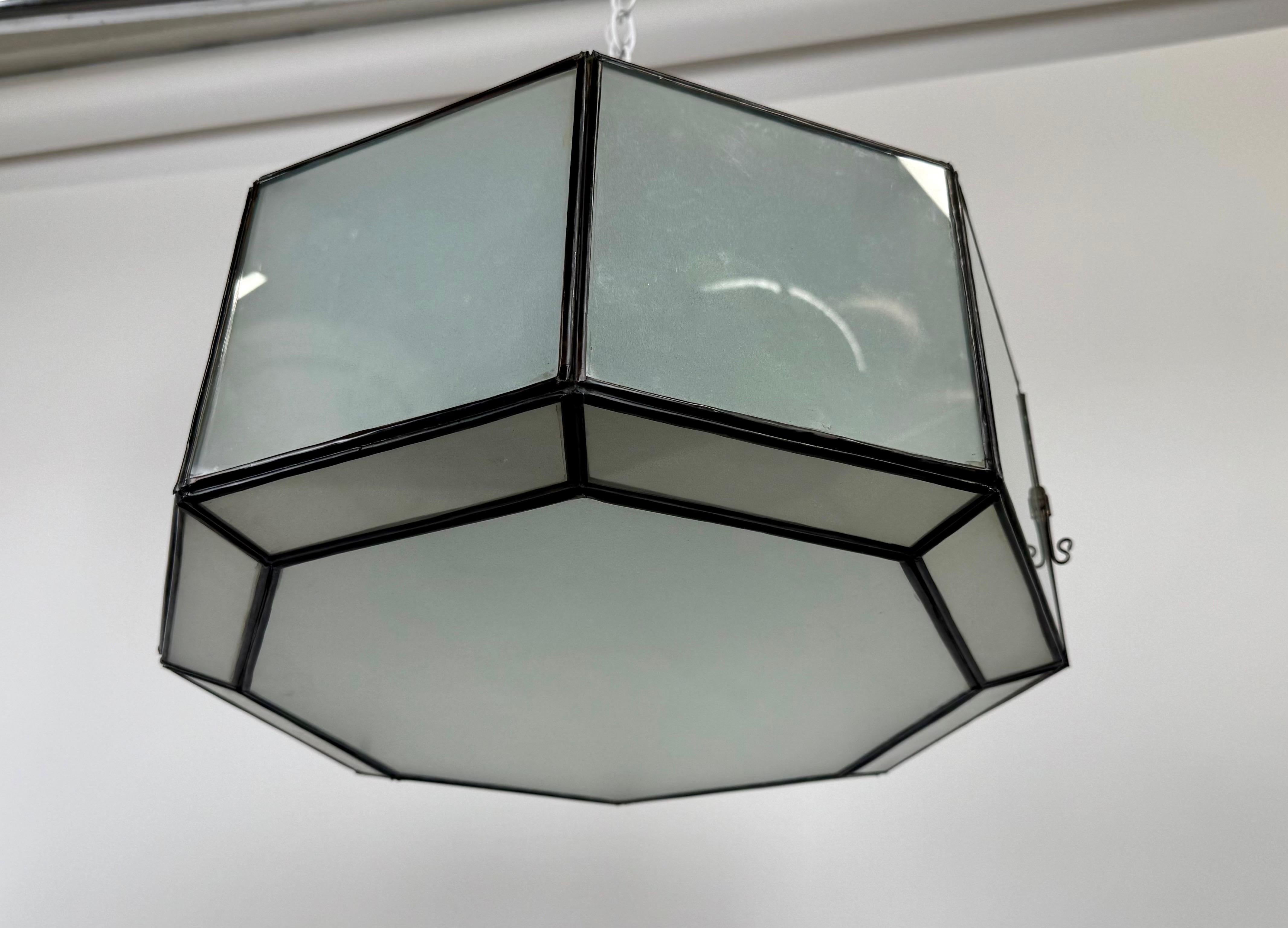 Fait main Lampe à suspension ou encastrée en forme d'ovale en verre dépoli blanc et bronze de style Art déco en vente
