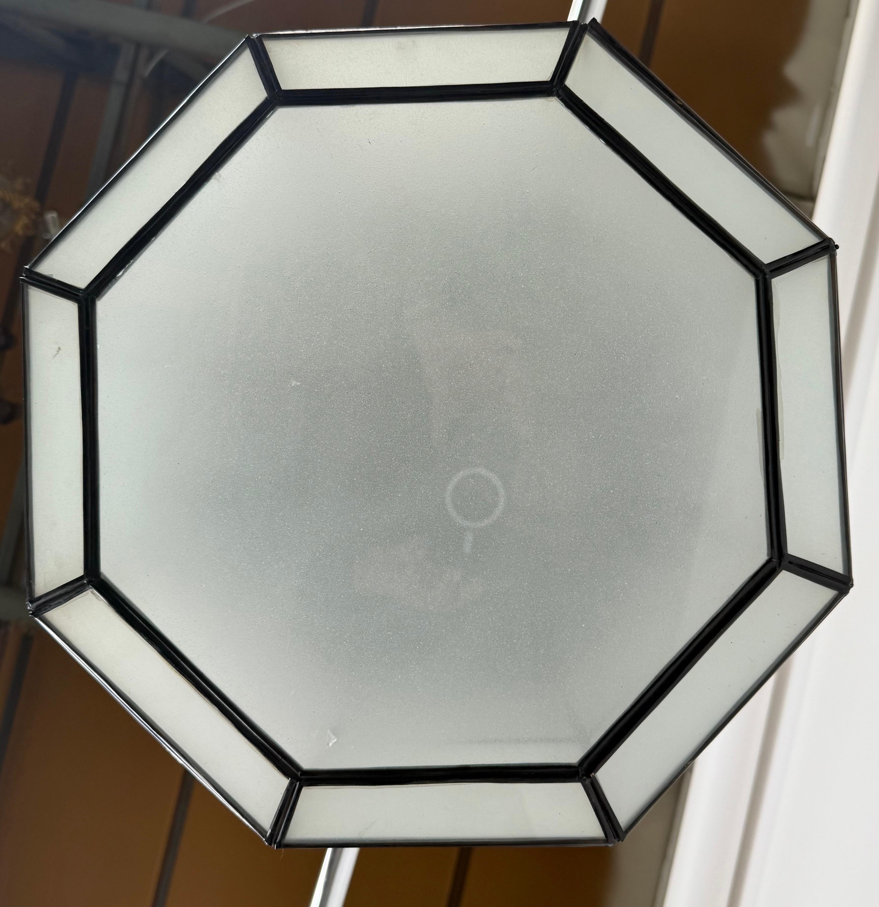 Lampe à suspension ou encastrée en forme d'ovale en verre dépoli blanc et bronze de style Art déco Bon état - En vente à Plainview, NY