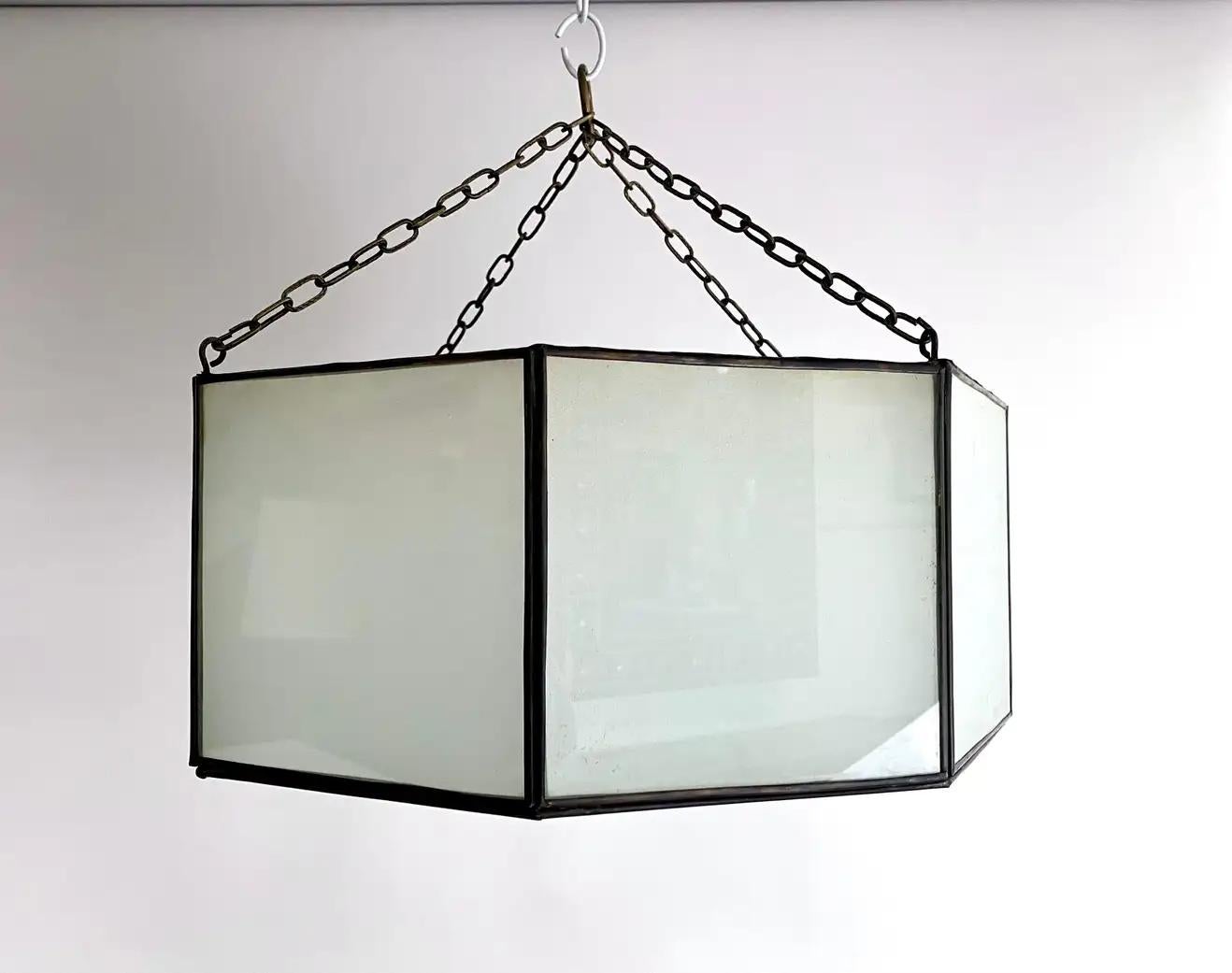 Lampe à suspension ou encastrée en forme d'ovale en verre dépoli blanc et bronze de style Art déco  Bon état - En vente à Plainview, NY