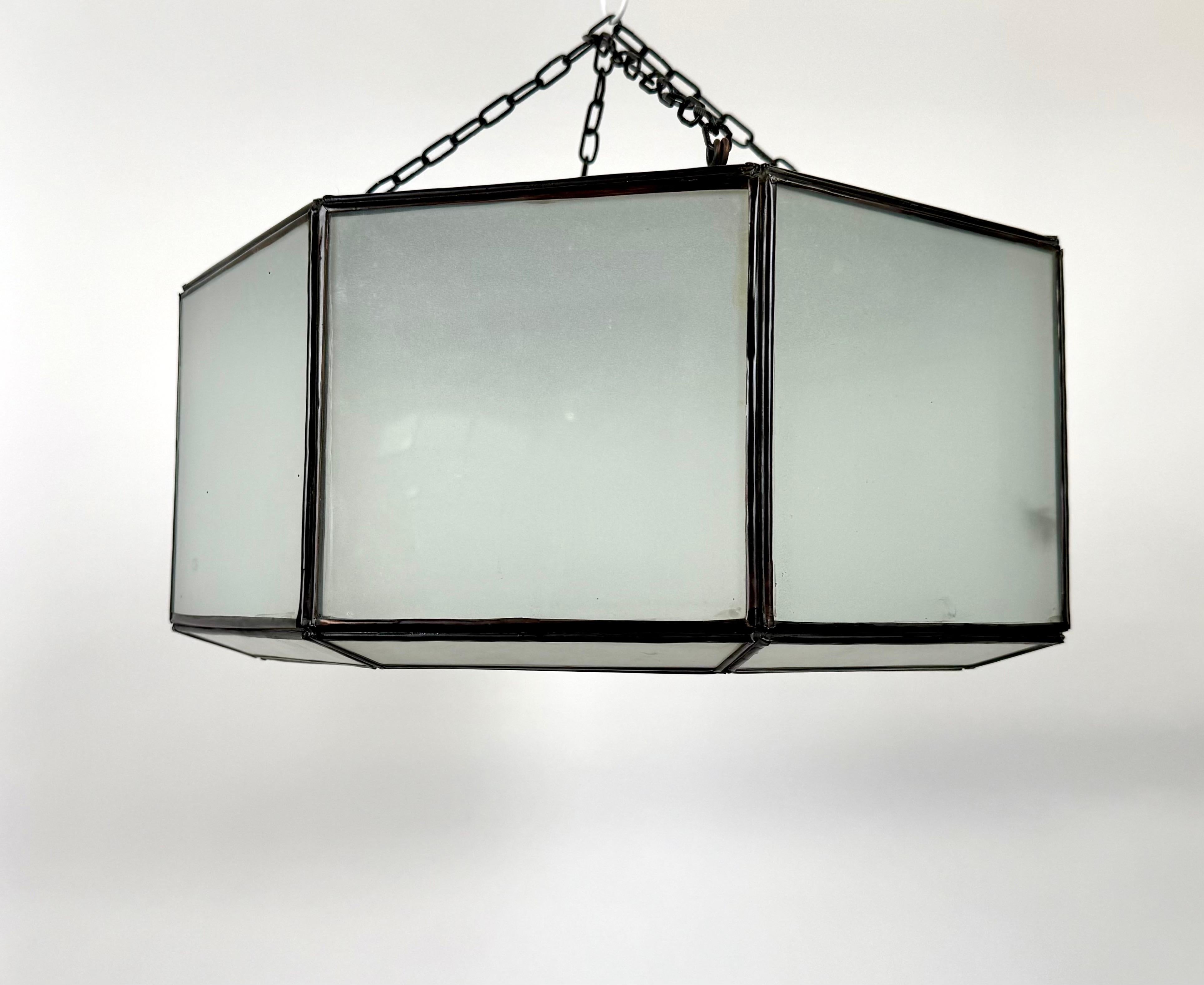 20ième siècle Lampe à suspension ou encastrée en forme d'ovale en verre dépoli blanc et bronze de style Art déco en vente
