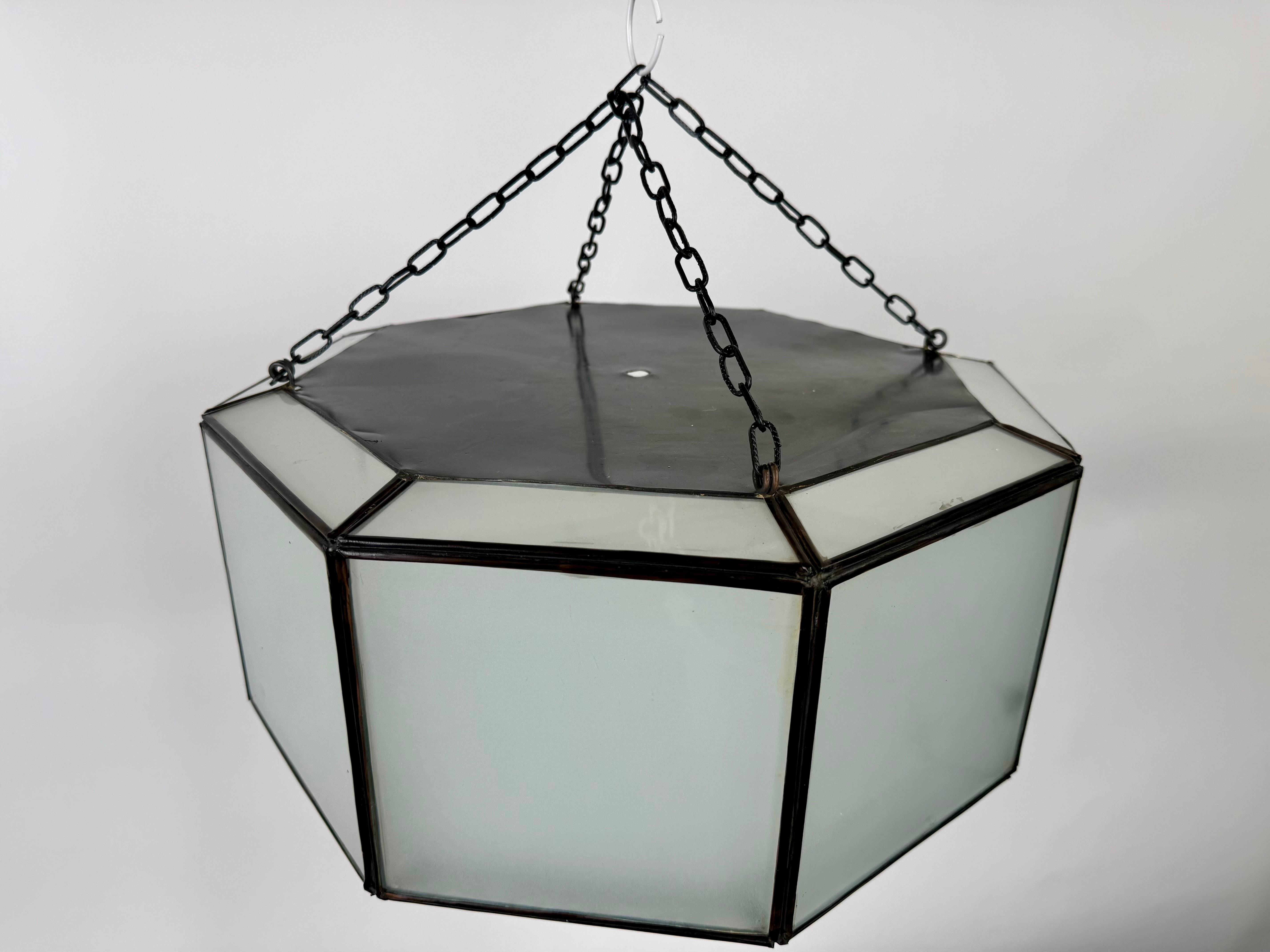 Bronze Lampe à suspension ou encastrée en forme d'ovale en verre dépoli blanc et bronze de style Art déco en vente