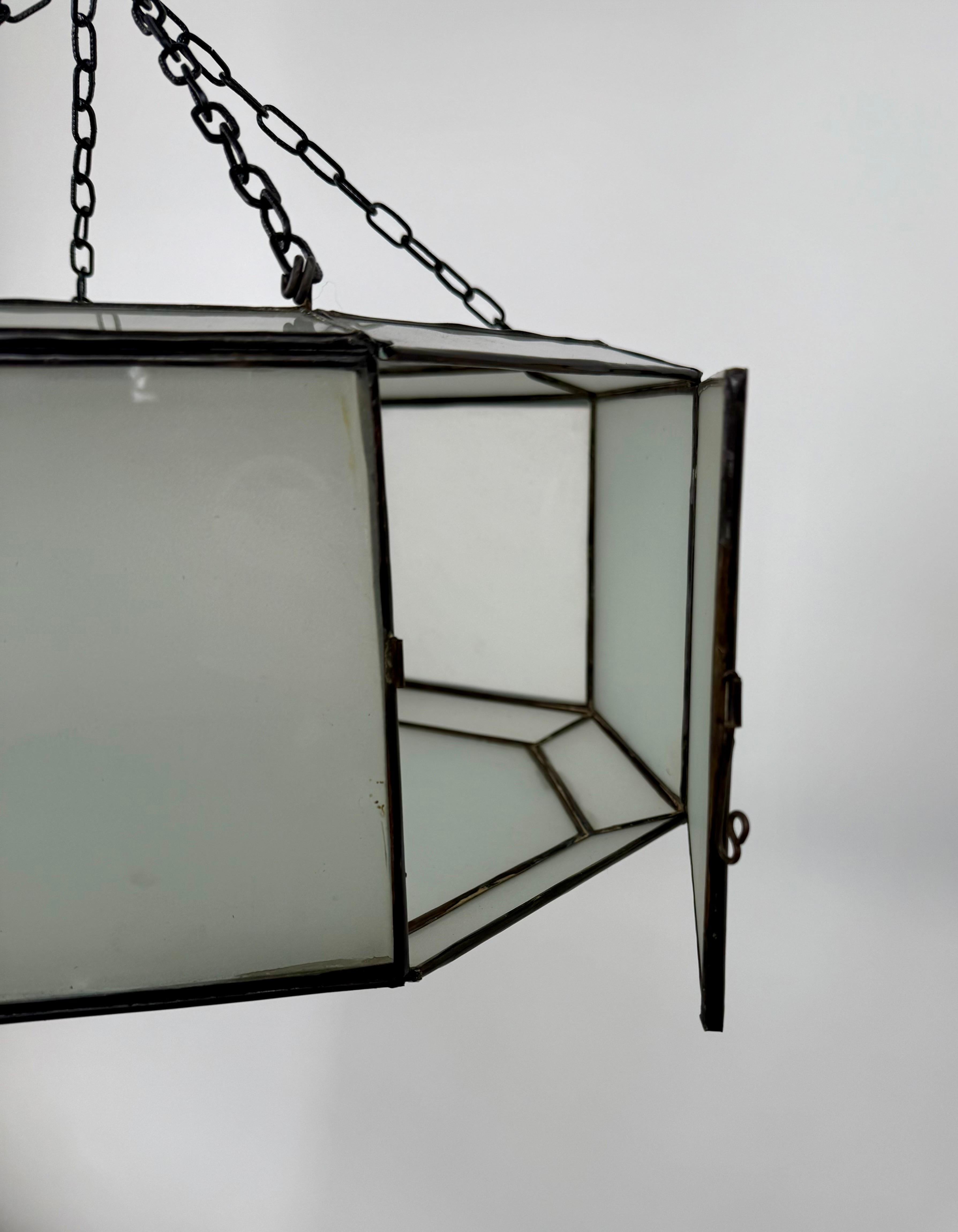 Lampe à suspension ou encastrée en forme d'ovale en verre dépoli blanc et bronze de style Art déco en vente 1