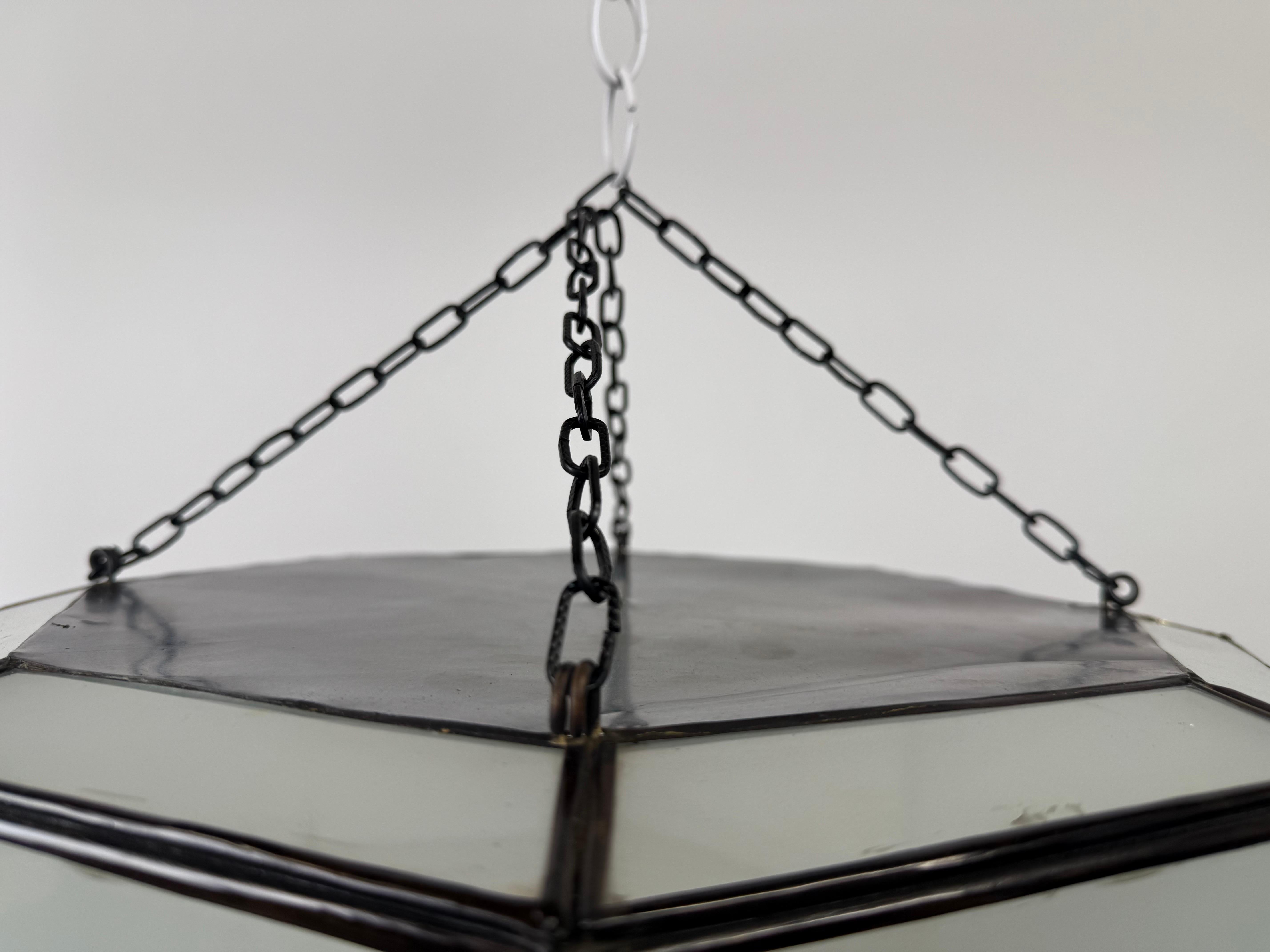 Lampe à suspension ou encastrée en forme d'ovale en verre dépoli blanc et bronze de style Art déco en vente 3