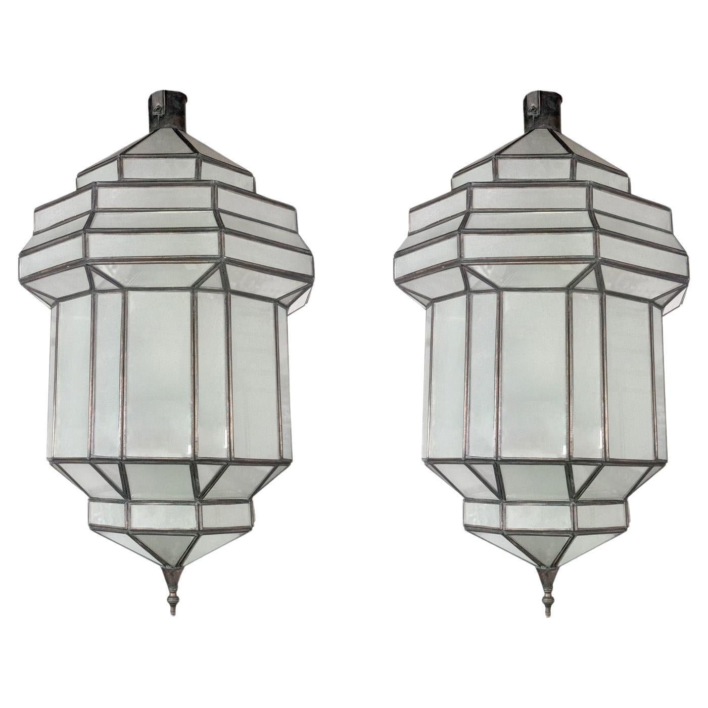 Paire de lustres, pendentifs et lanternes en verre au lait blanc faits à la main, de style Art Déco en vente