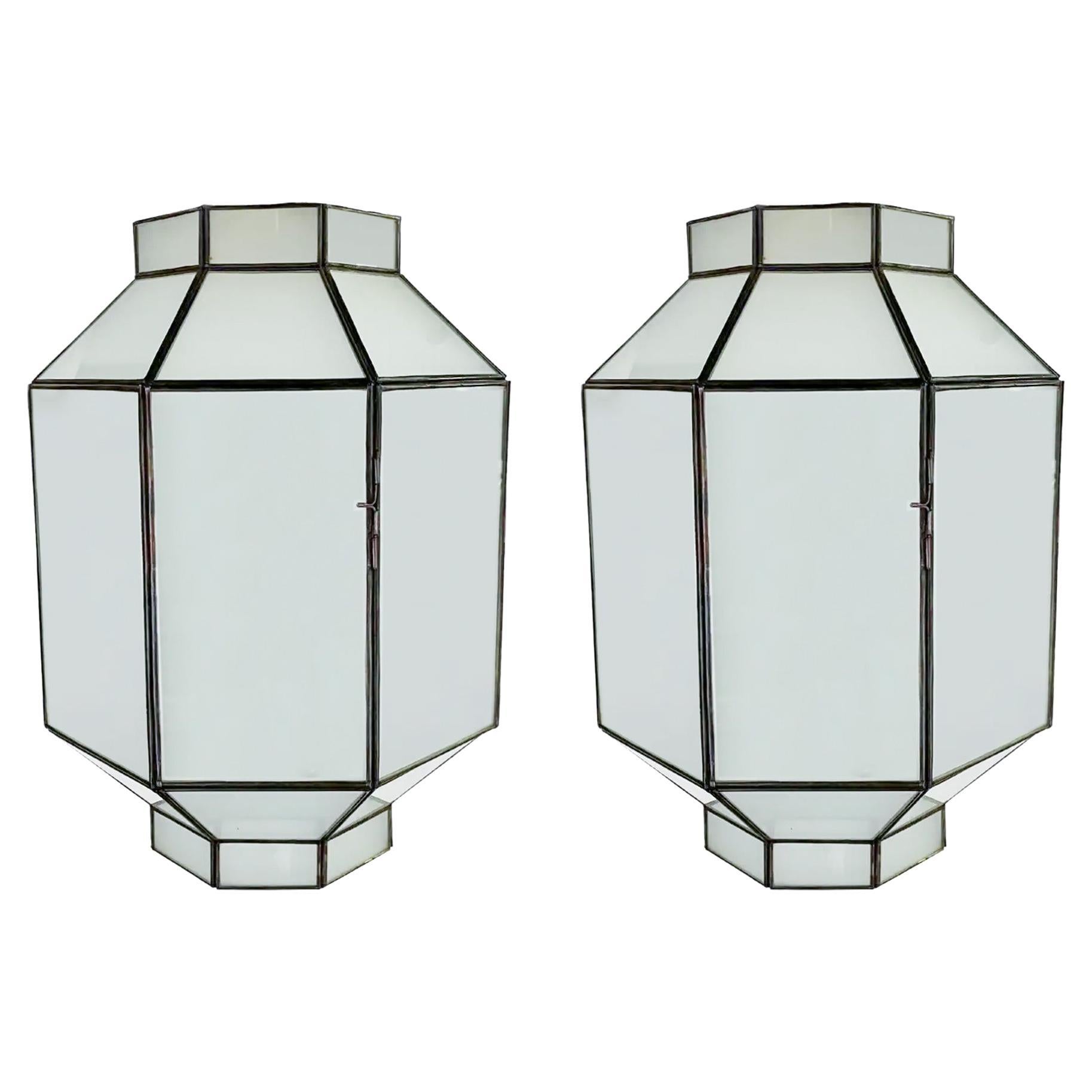 Achteckiger Kronleuchter oder Hängeleuchter aus weißem Milchglas im Art-déco-Stil, Paar
