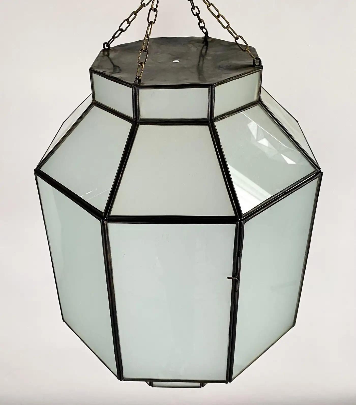 Lustre, pendentif ou lanterne en verre au lait blanc de style Art Déco en forme d'octogone en vente 3