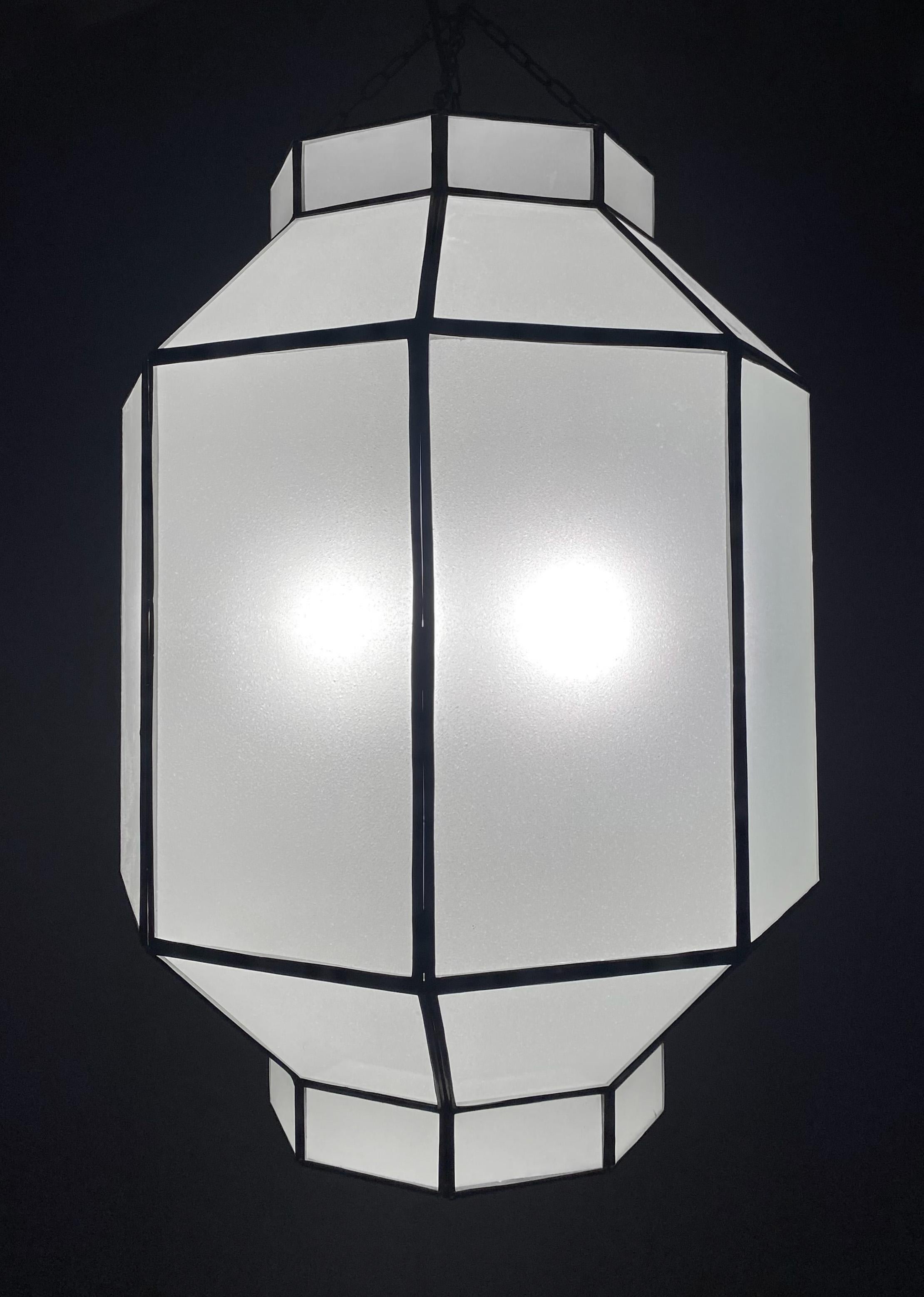 Lustre, pendentif ou lanterne en verre au lait blanc de style Art Déco en forme d'octogone  8