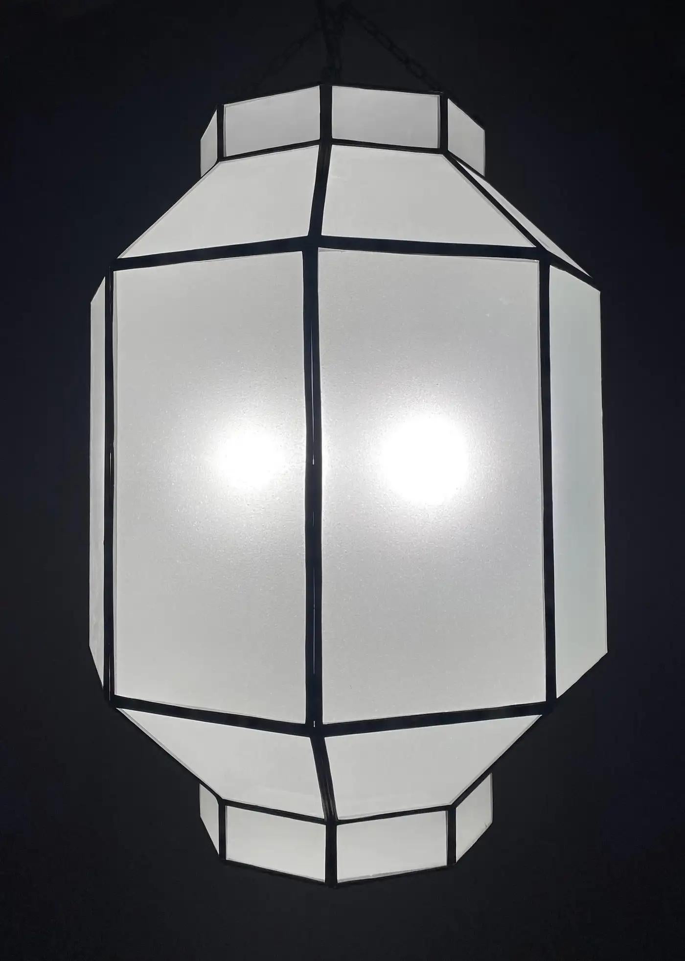 Lustre, pendentif ou lanterne en verre au lait blanc de style Art Déco en forme d'octogone en vente 8