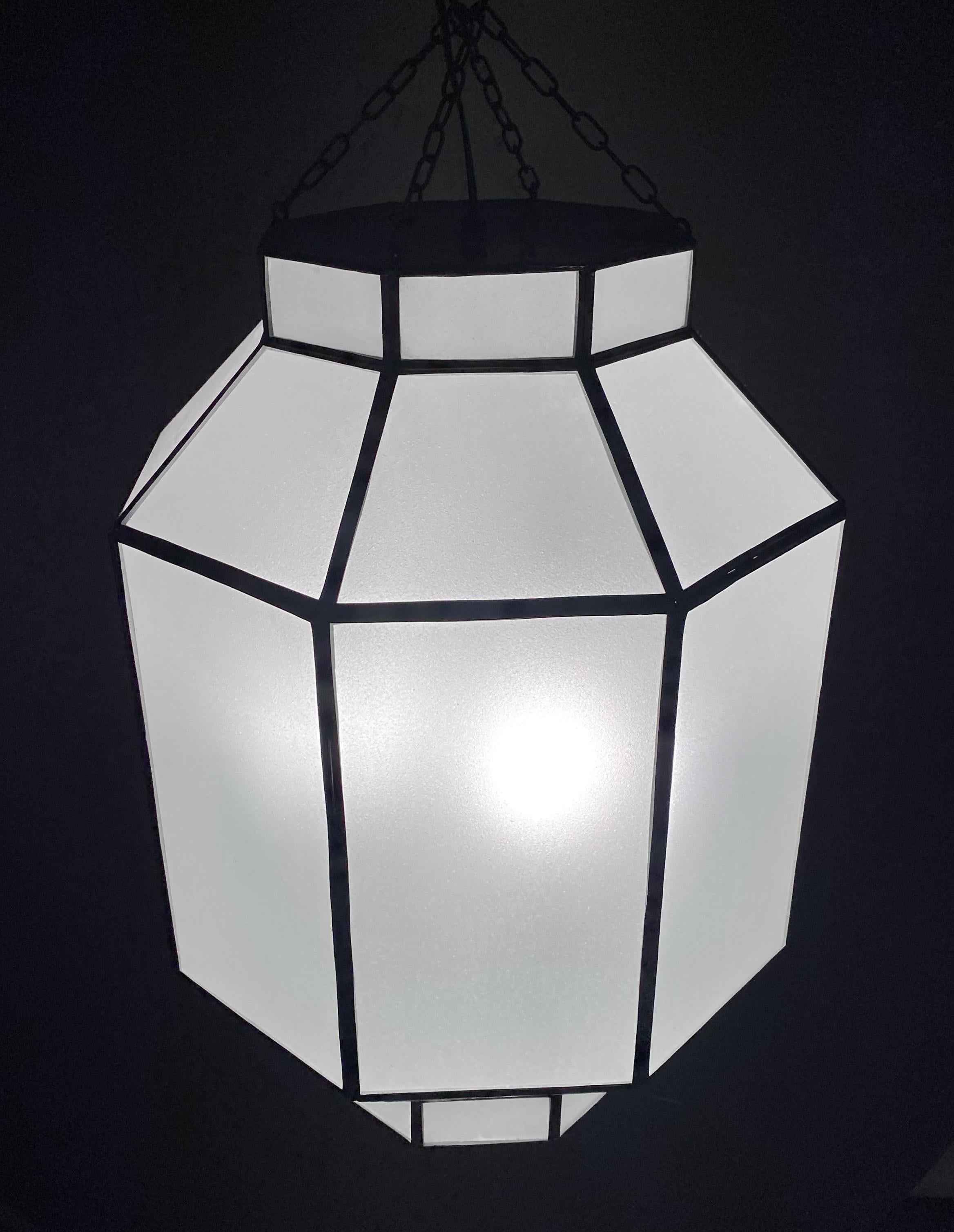 Lustre, pendentif ou lanterne en verre au lait blanc de style Art Déco en forme d'octogone  9