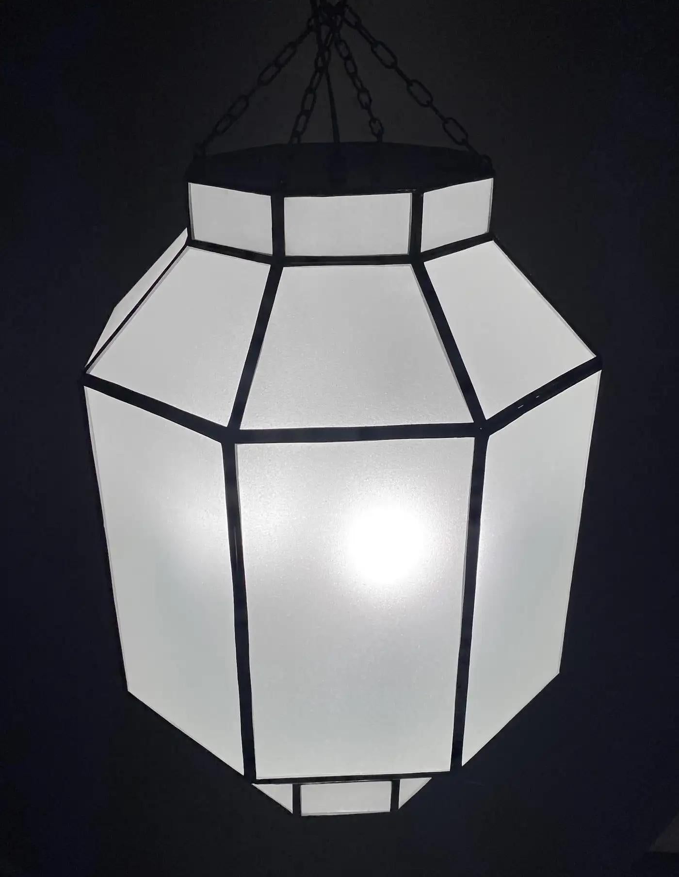 Lustre, pendentif ou lanterne en verre au lait blanc de style Art Déco en forme d'octogone en vente 9