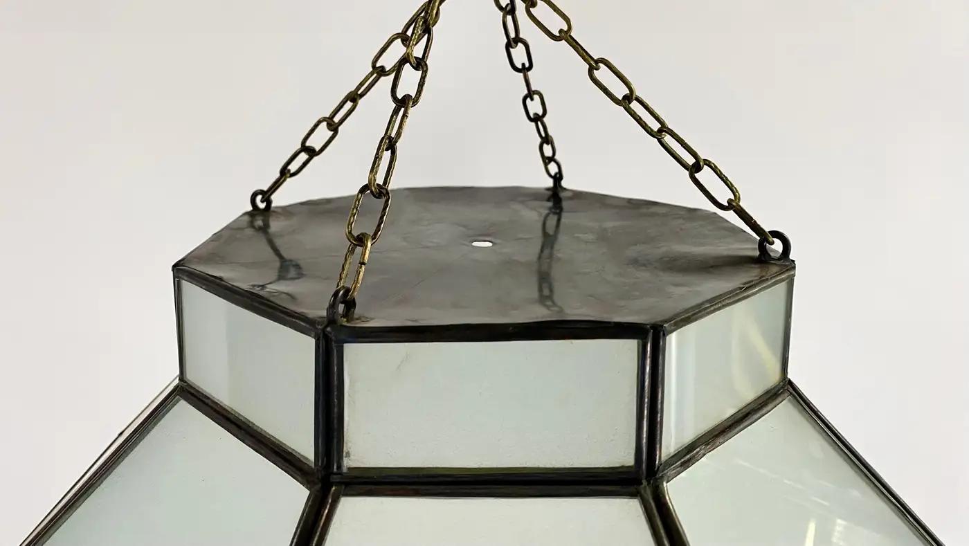 Lustre, pendentif ou lanterne en verre au lait blanc de style Art Déco en forme d'octogone Bon état - En vente à Plainview, NY