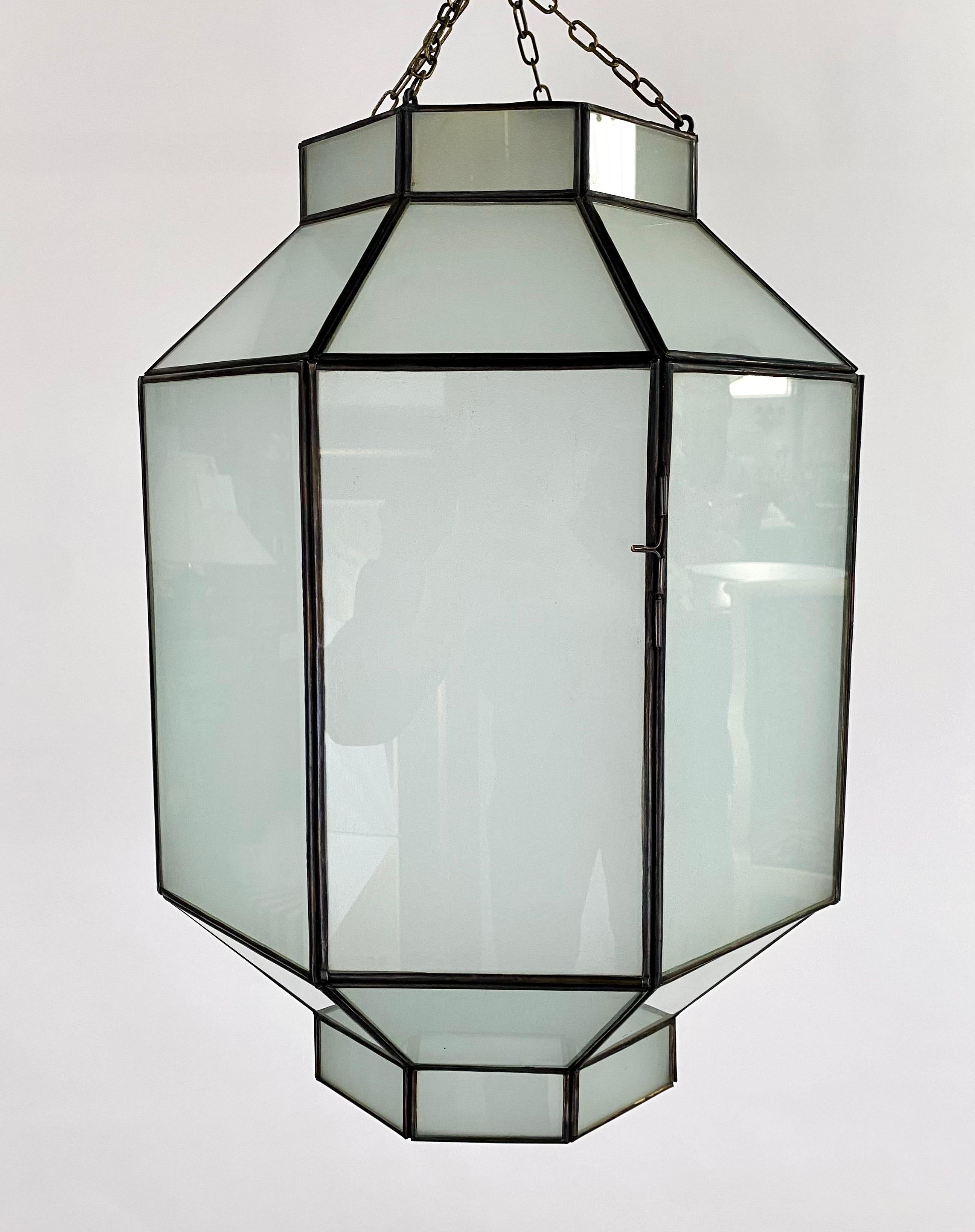 20ième siècle Lustre, pendentif ou lanterne en verre au lait blanc de style Art Déco en forme d'octogone 