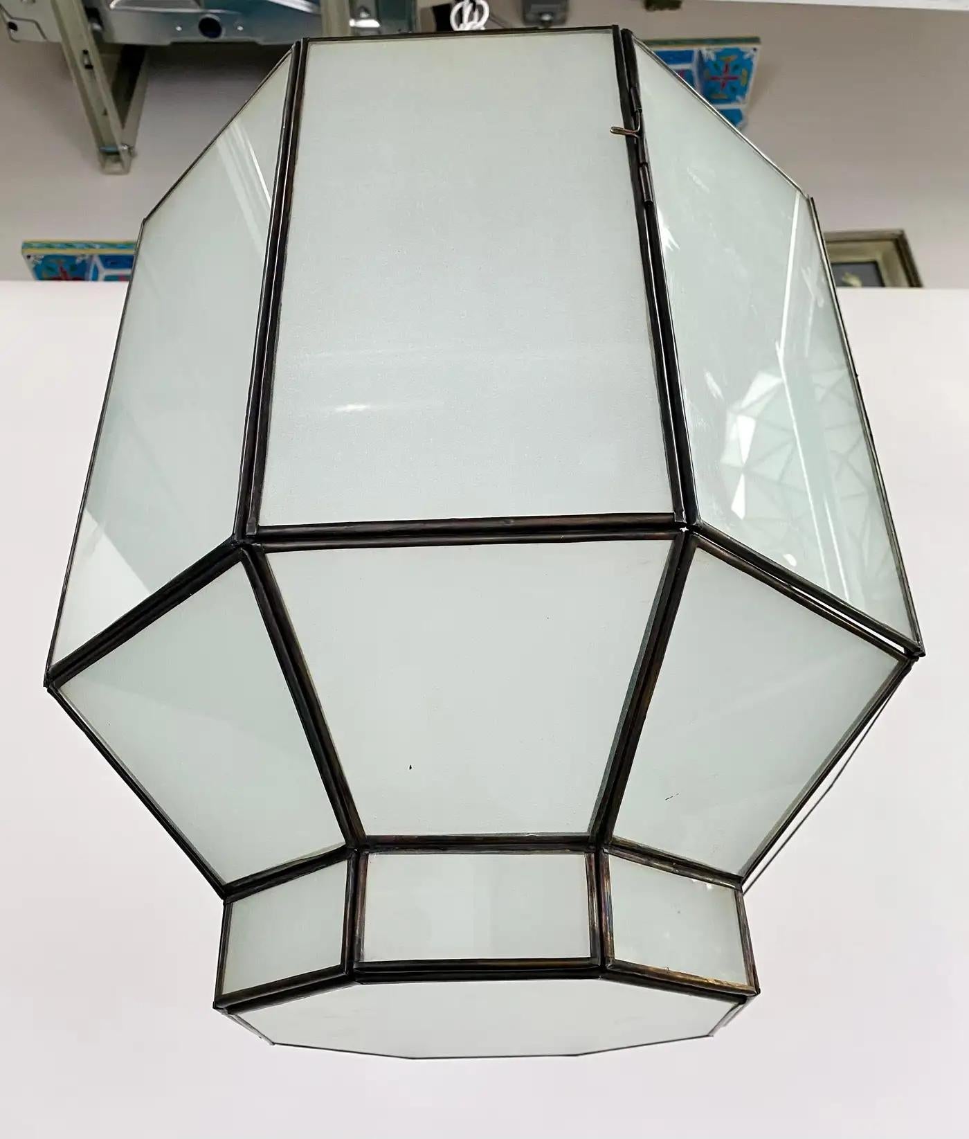 Bronze Lustre, pendentif ou lanterne en verre au lait blanc de style Art Déco en forme d'octogone en vente