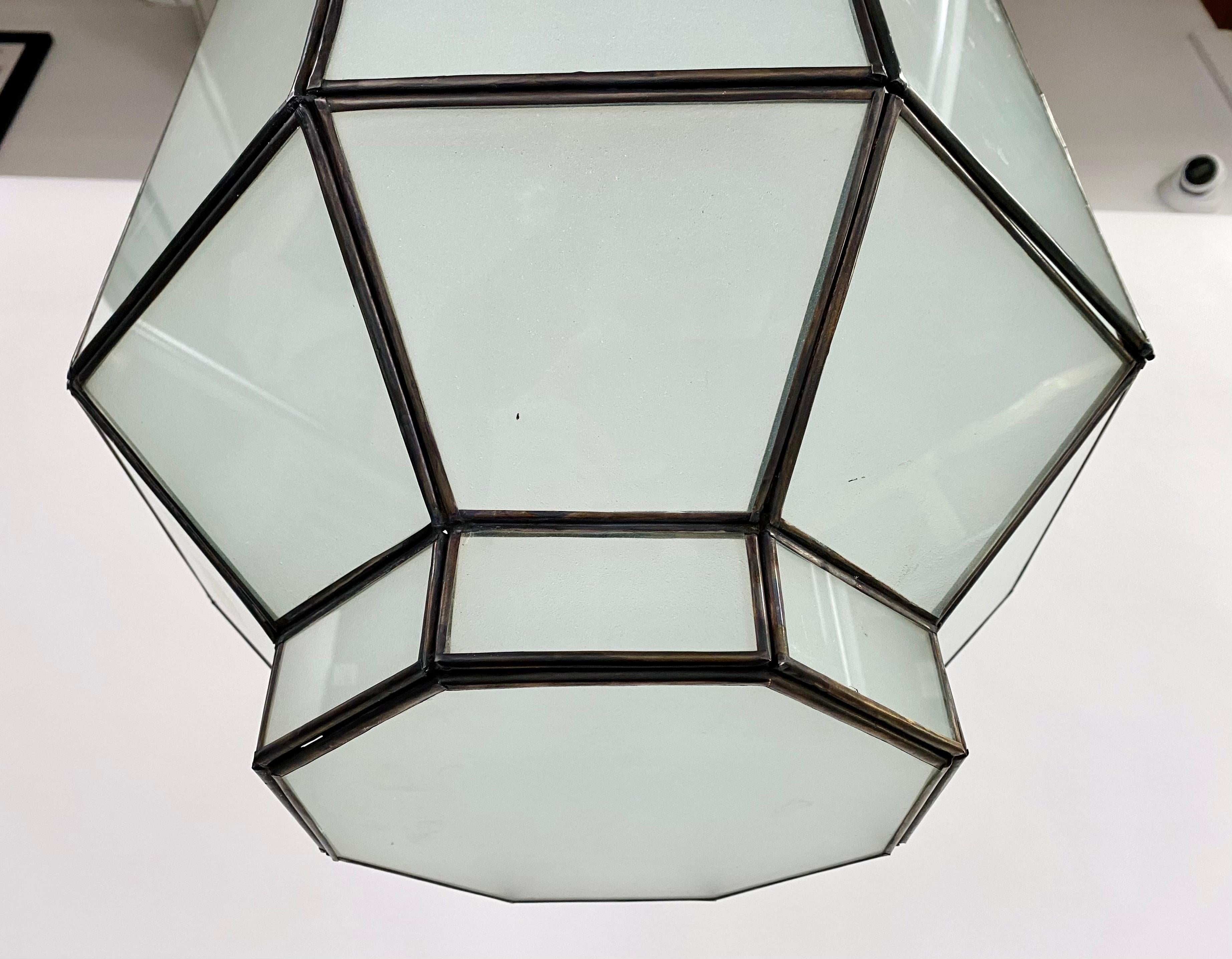 Lustre, pendentif ou lanterne en verre au lait blanc de style Art Déco en forme d'octogone  1