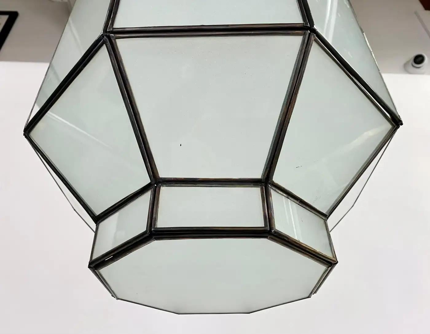 Lustre, pendentif ou lanterne en verre au lait blanc de style Art Déco en forme d'octogone en vente 1