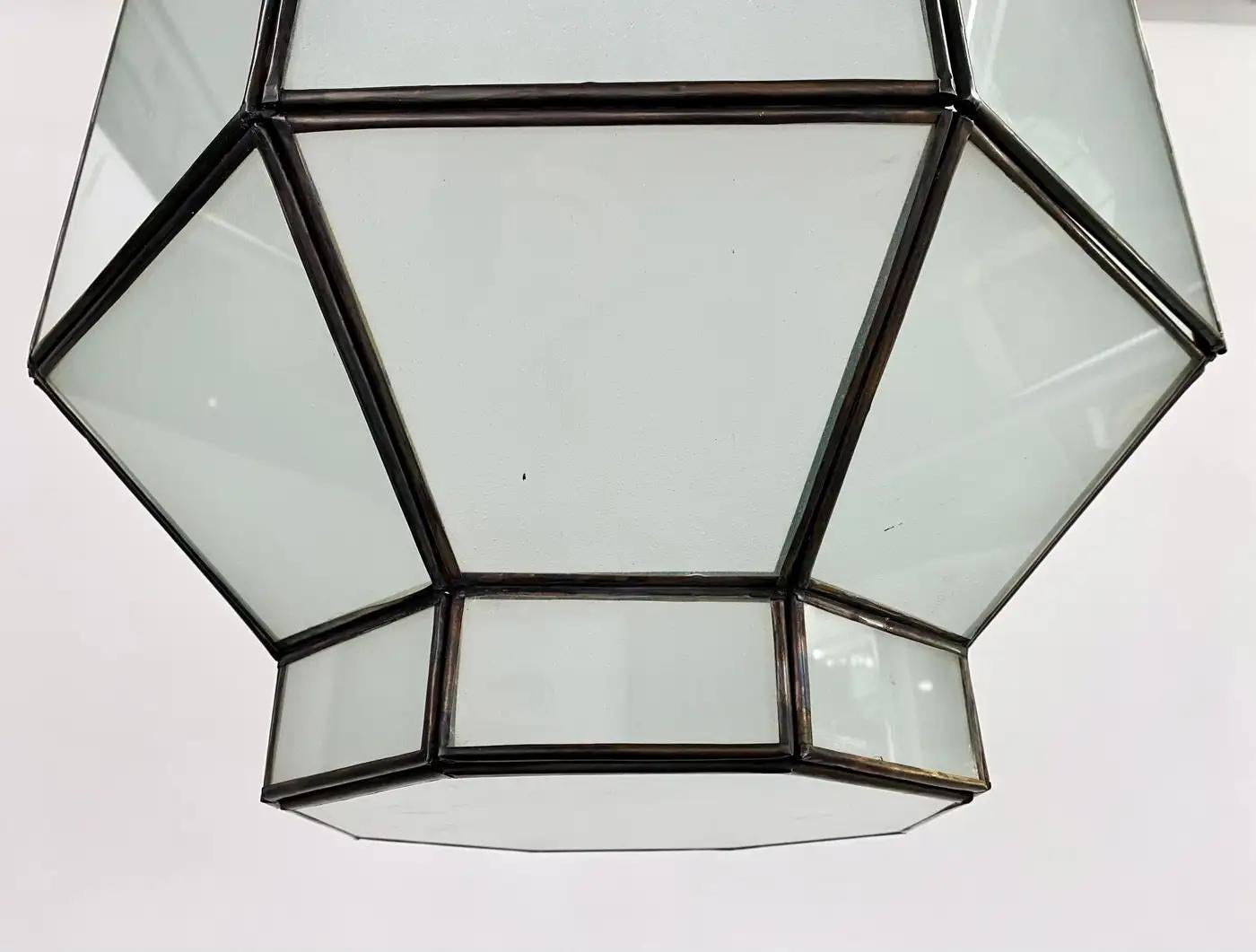 Lustre, pendentif ou lanterne en verre au lait blanc de style Art Déco en forme d'octogone en vente 2