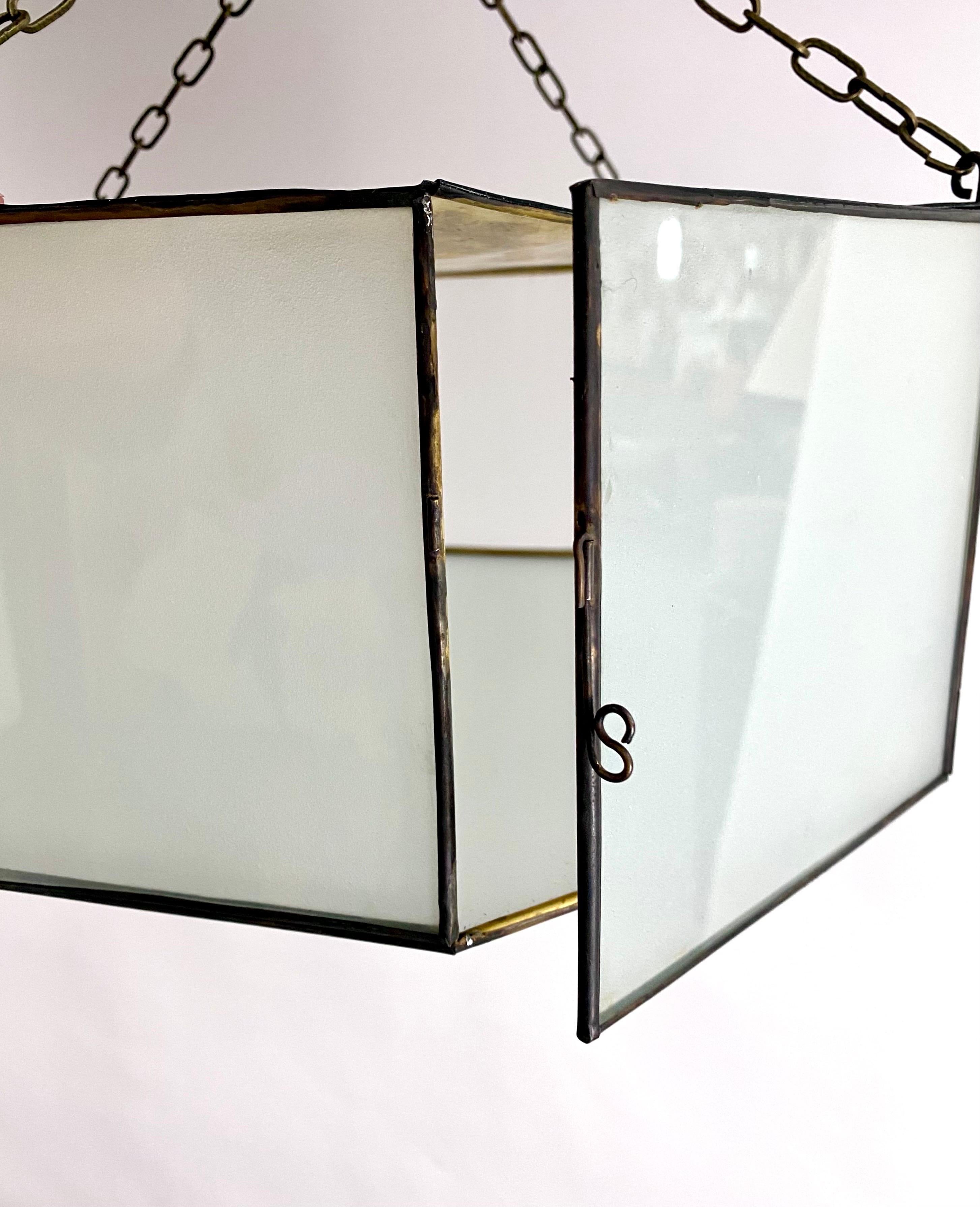 Pendentif ou affleurant en forme d'octogone en verre blanc laiteux de style Art Déco, une paire  en vente 8