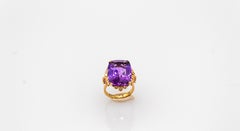 Cocktailring im Art-déco-Stil, weißer moderner weißer Diamant im Rundschliff, Amethyst, Gelbgold