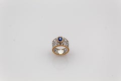 Gelbgoldring im Art-déco-Stil, weißer moderner Diamant im Rundschliff mit blauem Saphir und blauem Saphir