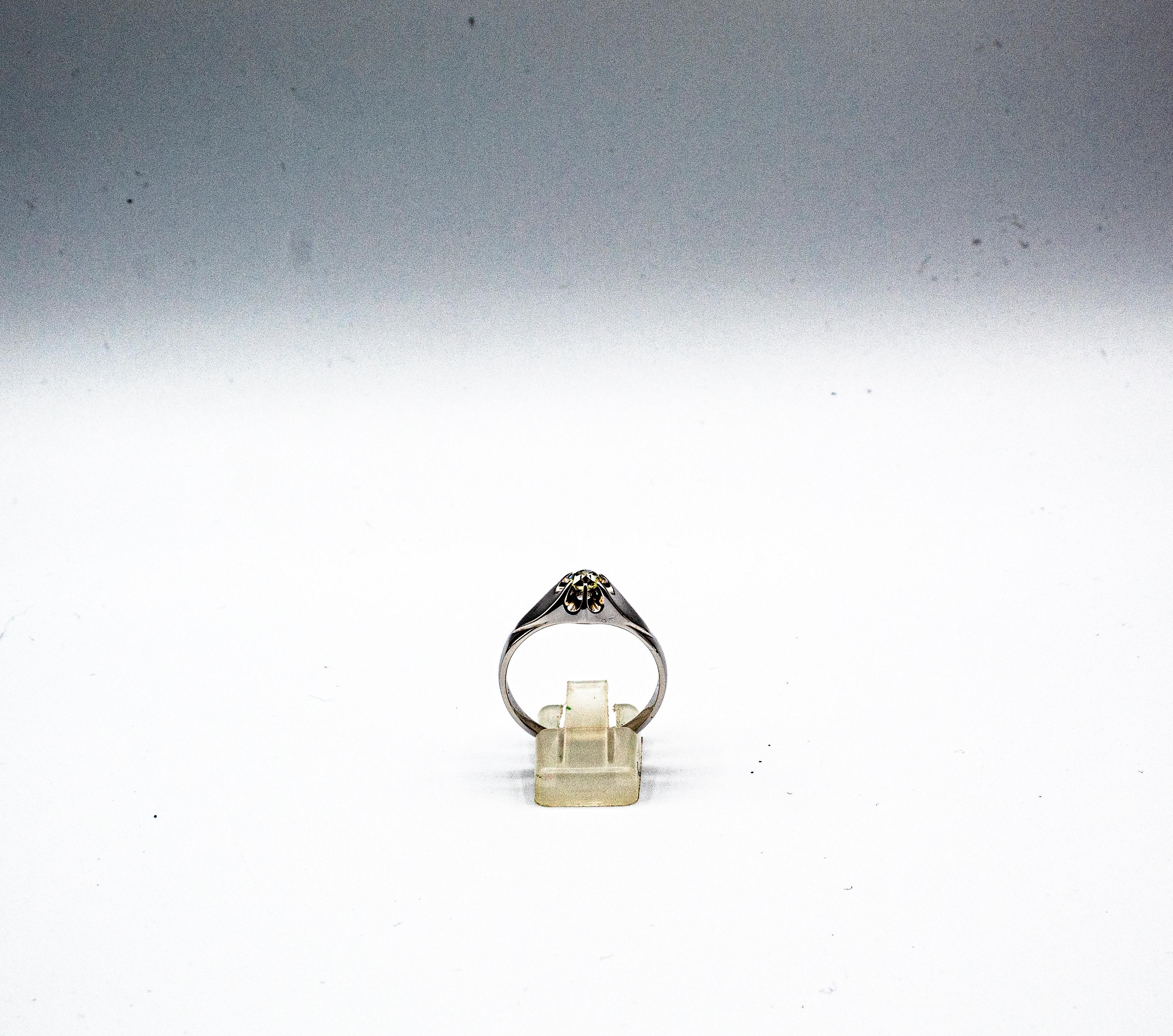 Dieser Ring ist aus 18K Weißgold gefertigt.
Dieser Ring hat einen 0,40 Karat weißen Diamanten im alten europäischen Schliff.

Größe ITA: 27 1/2 USA: 12

Da wir eine Werkstatt sind, ist jedes Stück handgefertigt, anpassbar und in der Größe