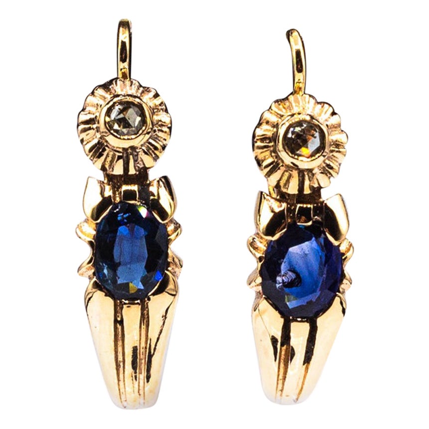 Pendants d
oreilles de style Art déco en or jaune avec diamants blancs et saphirs bleus taille rose