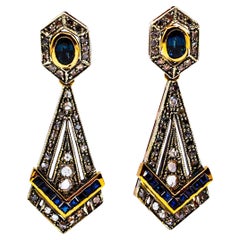 Boucles d'oreilles en goutte de style Art déco en or jaune avec diamants blancs et saphirs bleus taille rose