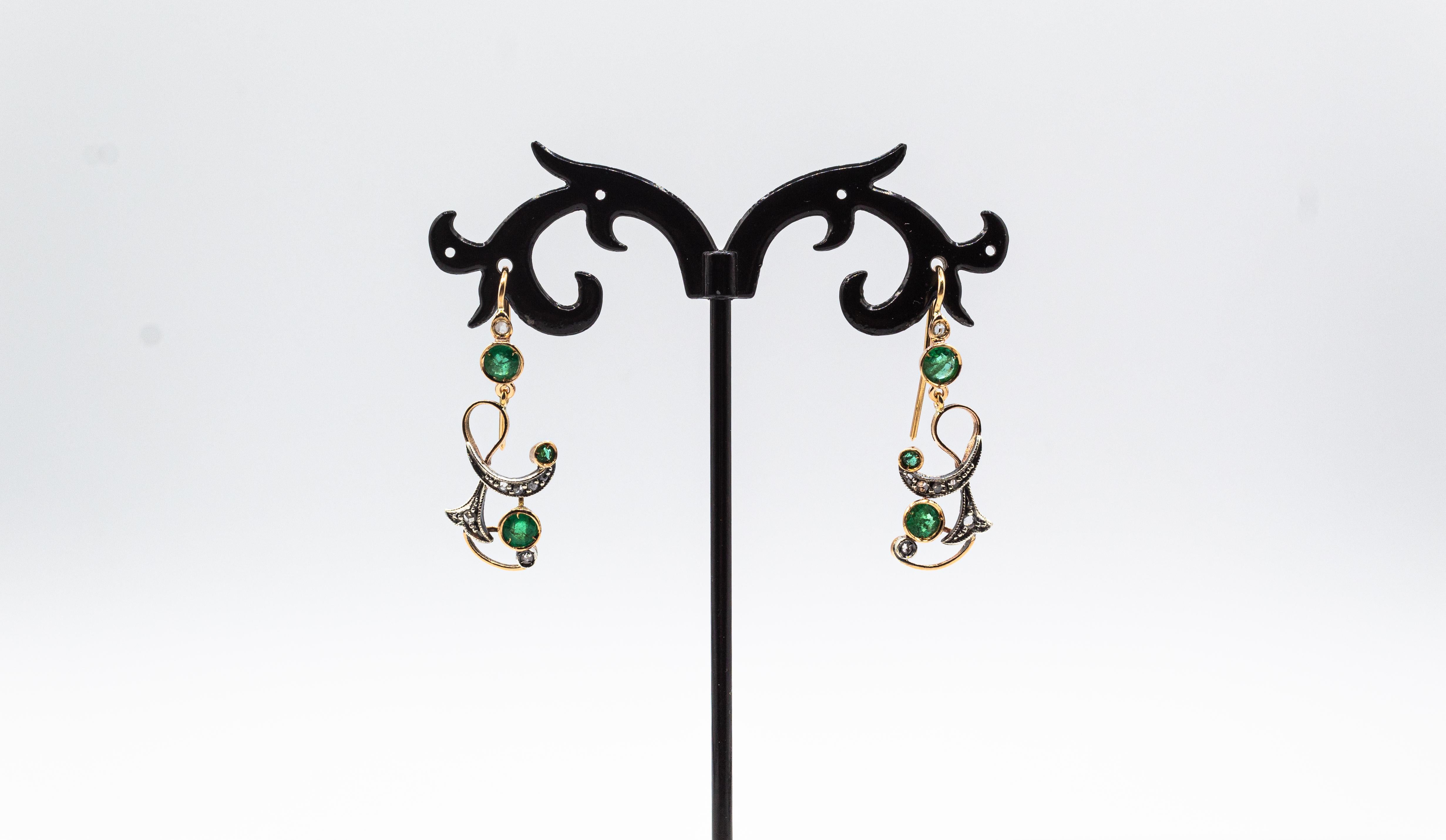 Taille rose Boucles d'oreilles pendantes de style Art déco en or jaune avec diamants blancs taille rose et émeraudes en vente