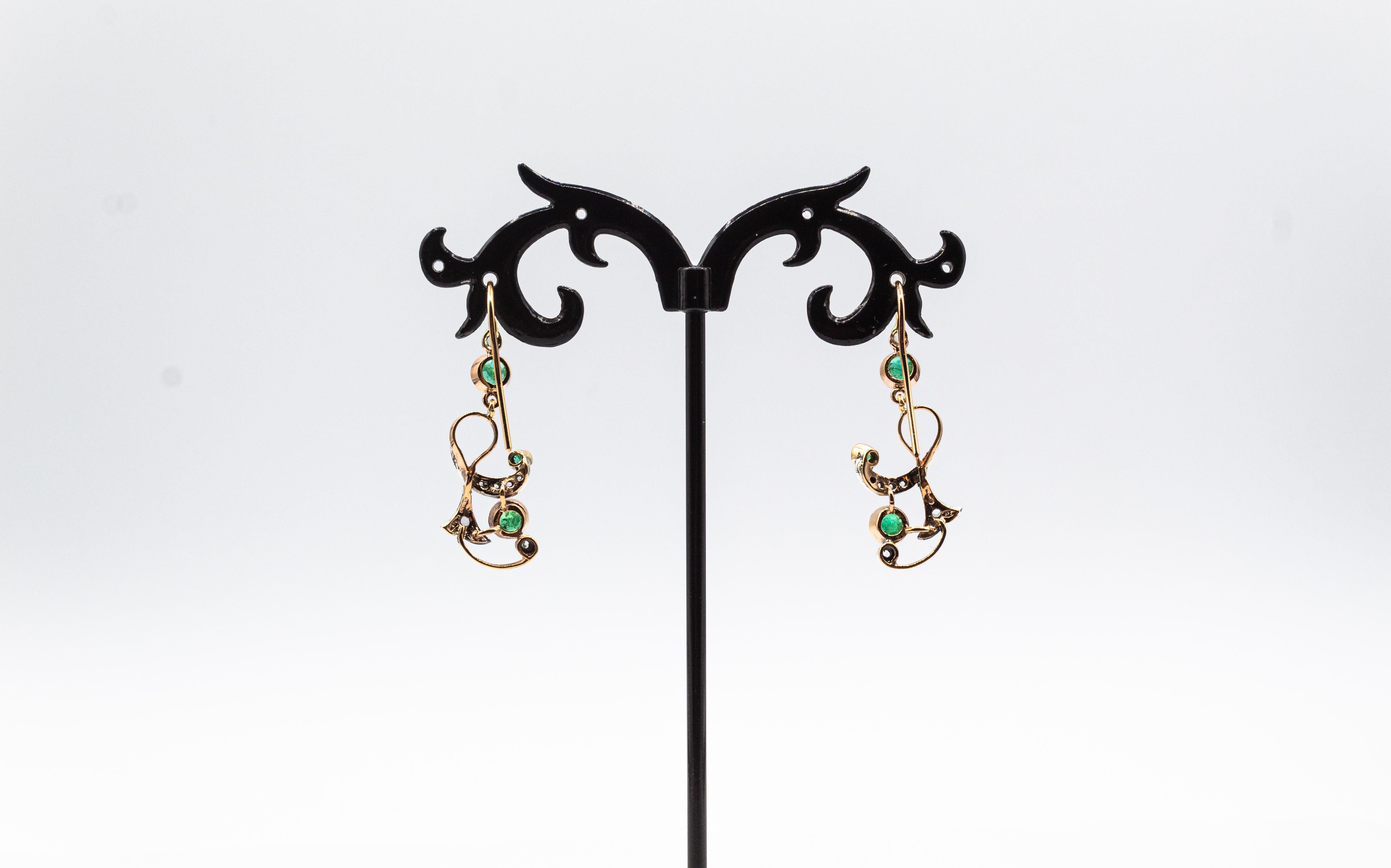 Boucles d'oreilles pendantes de style Art déco en or jaune avec diamants blancs taille rose et émeraudes Unisexe en vente