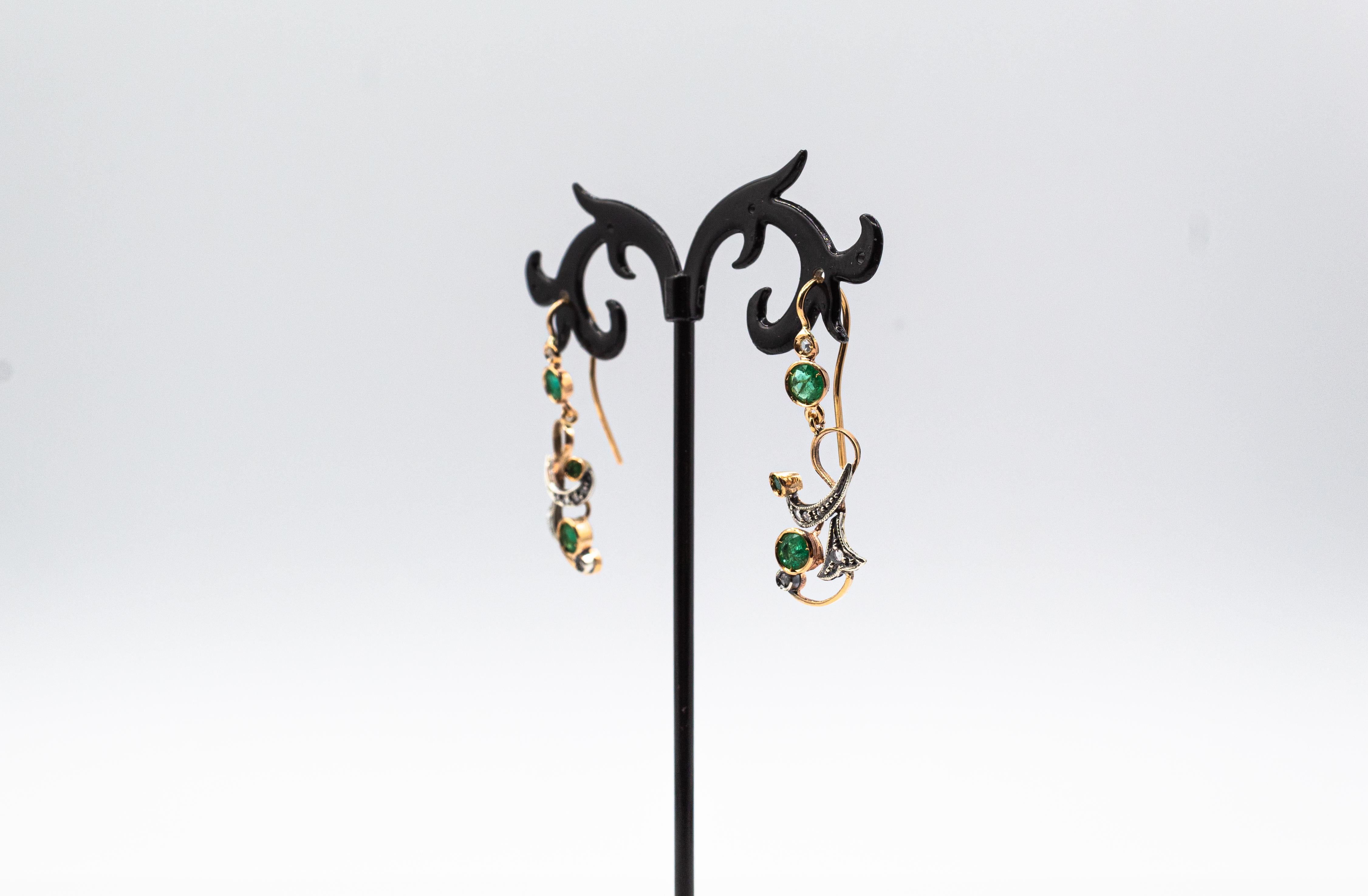 Boucles d'oreilles pendantes de style Art déco en or jaune avec diamants blancs taille rose et émeraudes en vente 1