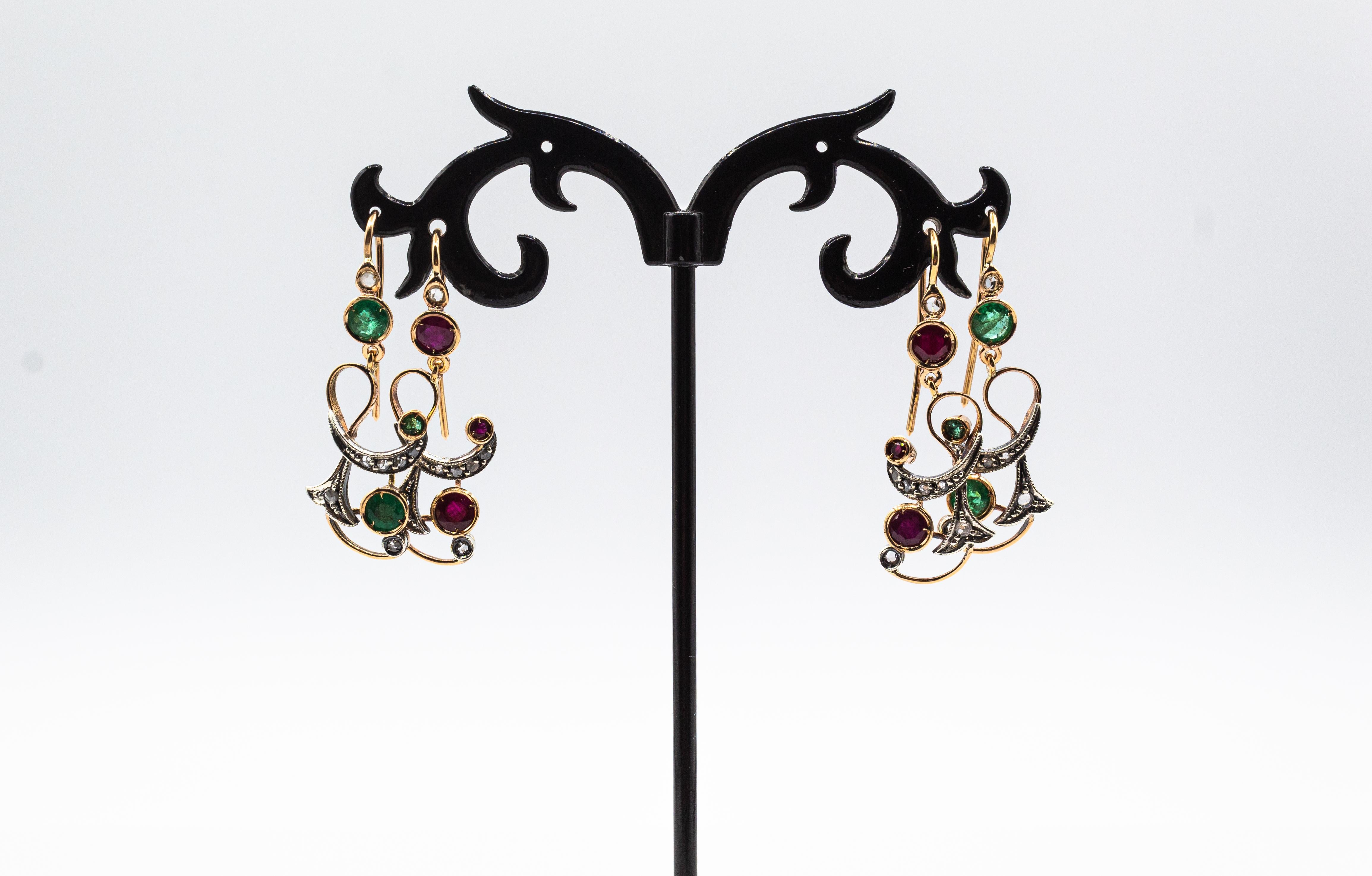 Boucles d'oreilles pendantes de style Art déco en or jaune avec diamants blancs taille rose et émeraudes en vente 2