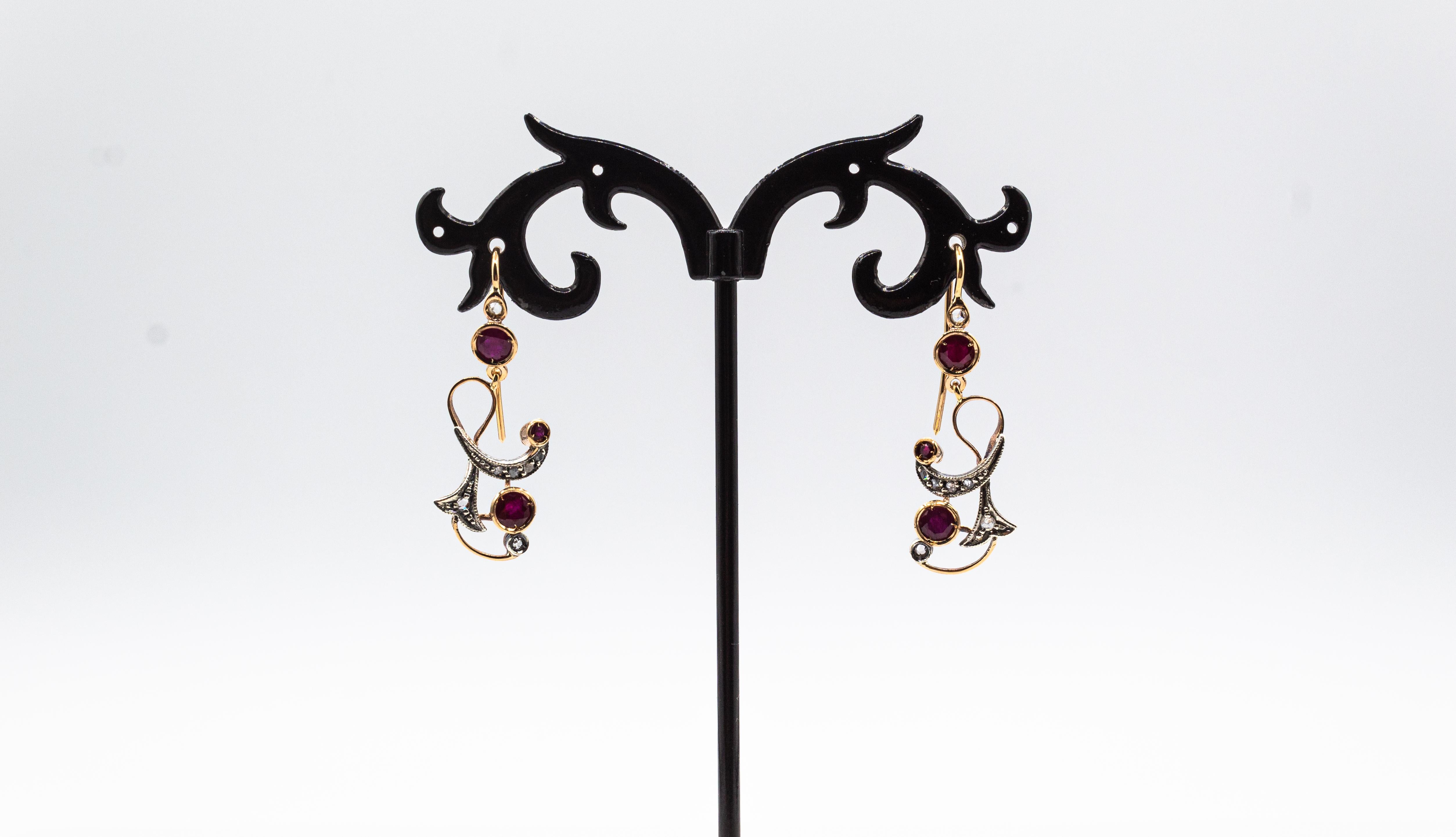 Boucles d'oreilles pendantes de style Art déco en or jaune avec diamants blancs taille rose et émeraudes en vente 4