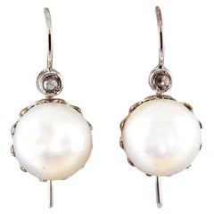 Boucles d'oreilles à levier en or blanc de style Art déco avec diamants blancs taille rose et perle Mabe